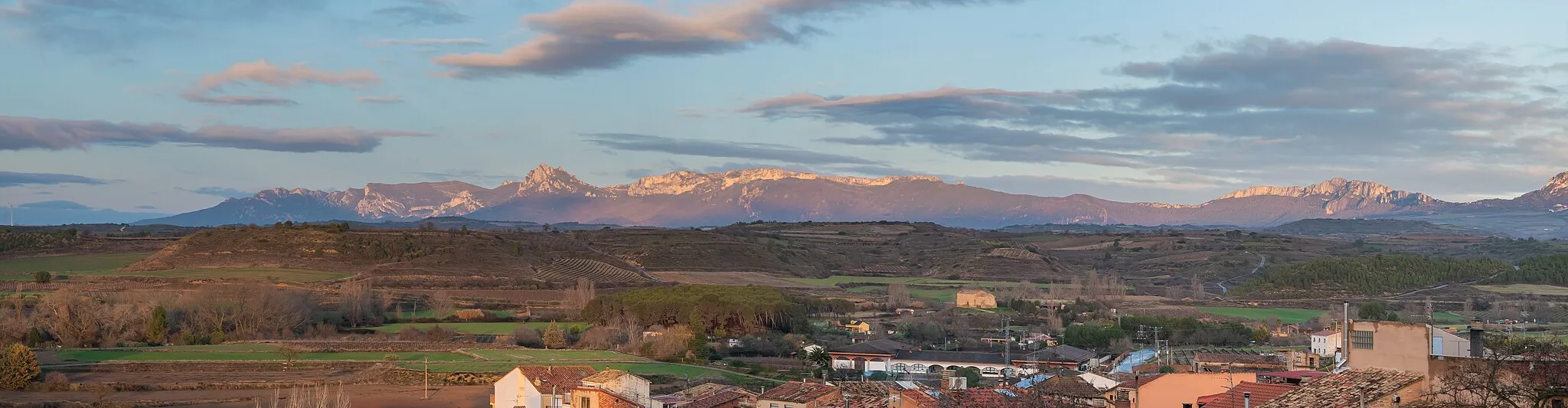 Photo showing: View of the Tolono mountains seen from Viana, Navarre, Spain