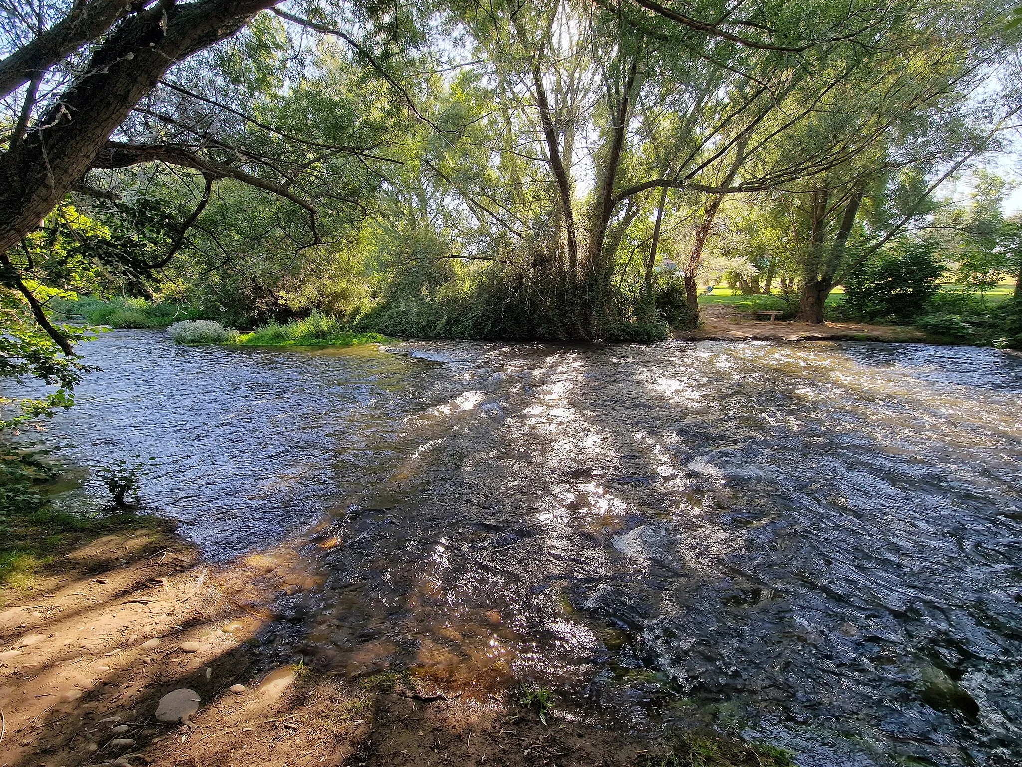 Photo showing: View from the right bank of the river Iregua, 105 meters down the N-232 Bridge in Logroño, approximate location of a now gone (possibly) roman bridge.