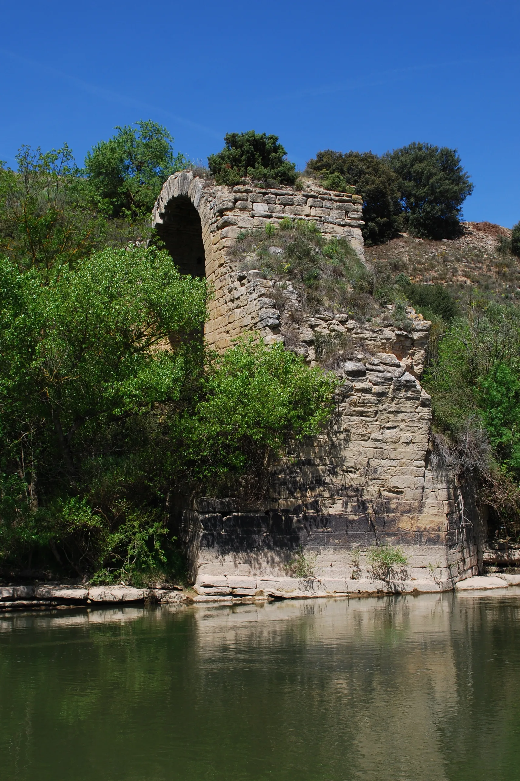 Photo showing: Puente de Mantible sobre el río Ebro.