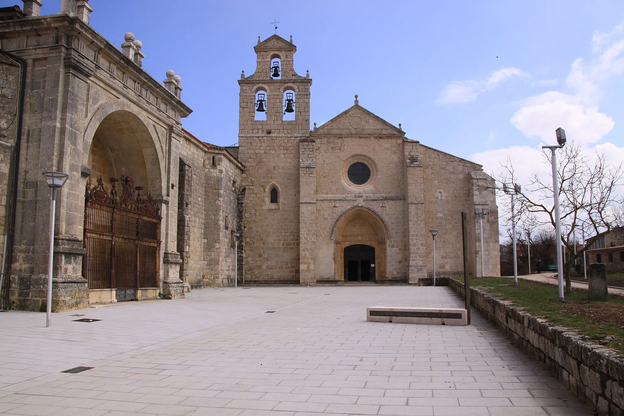 Photo showing: Monasterio de San Juan de Ortega (Burgos) a la izquierda la capilla de San Nicolás al fondo la Iglesia principal