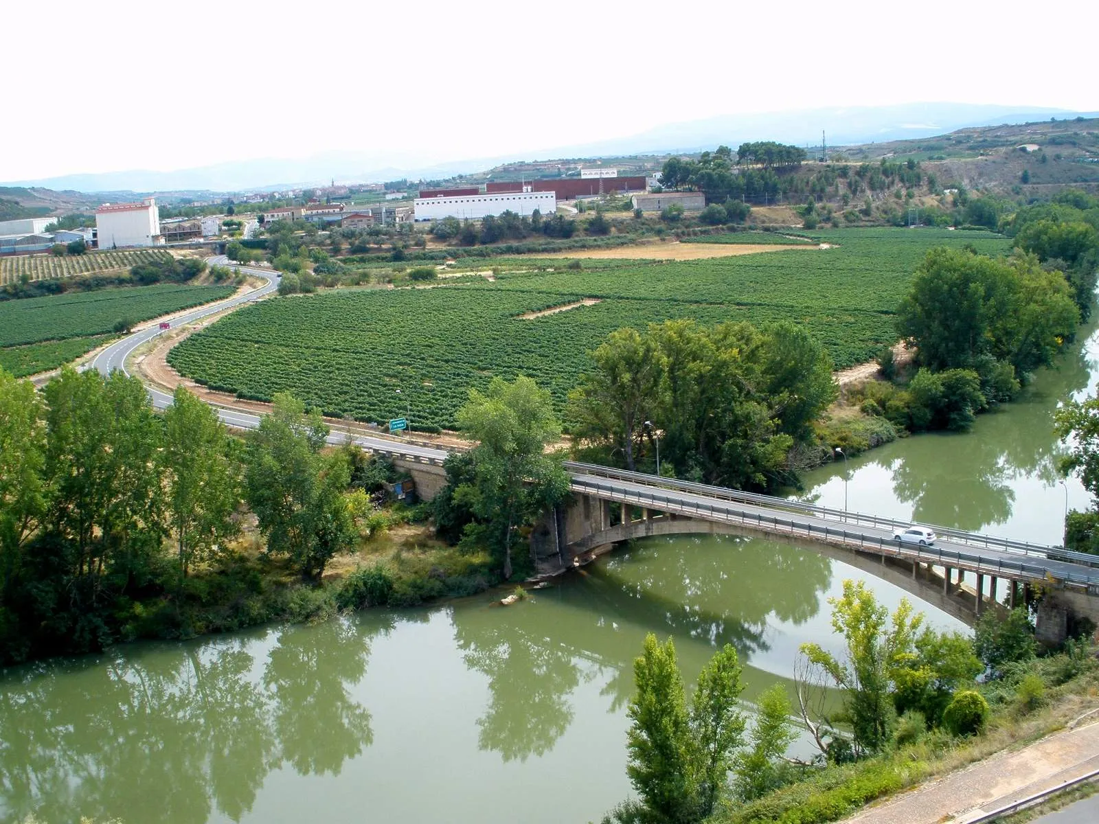 Photo showing: Puente sobre el Ebro entre Lapuebla de Labarca (Álava) y Fuenmayor (La Rioja)