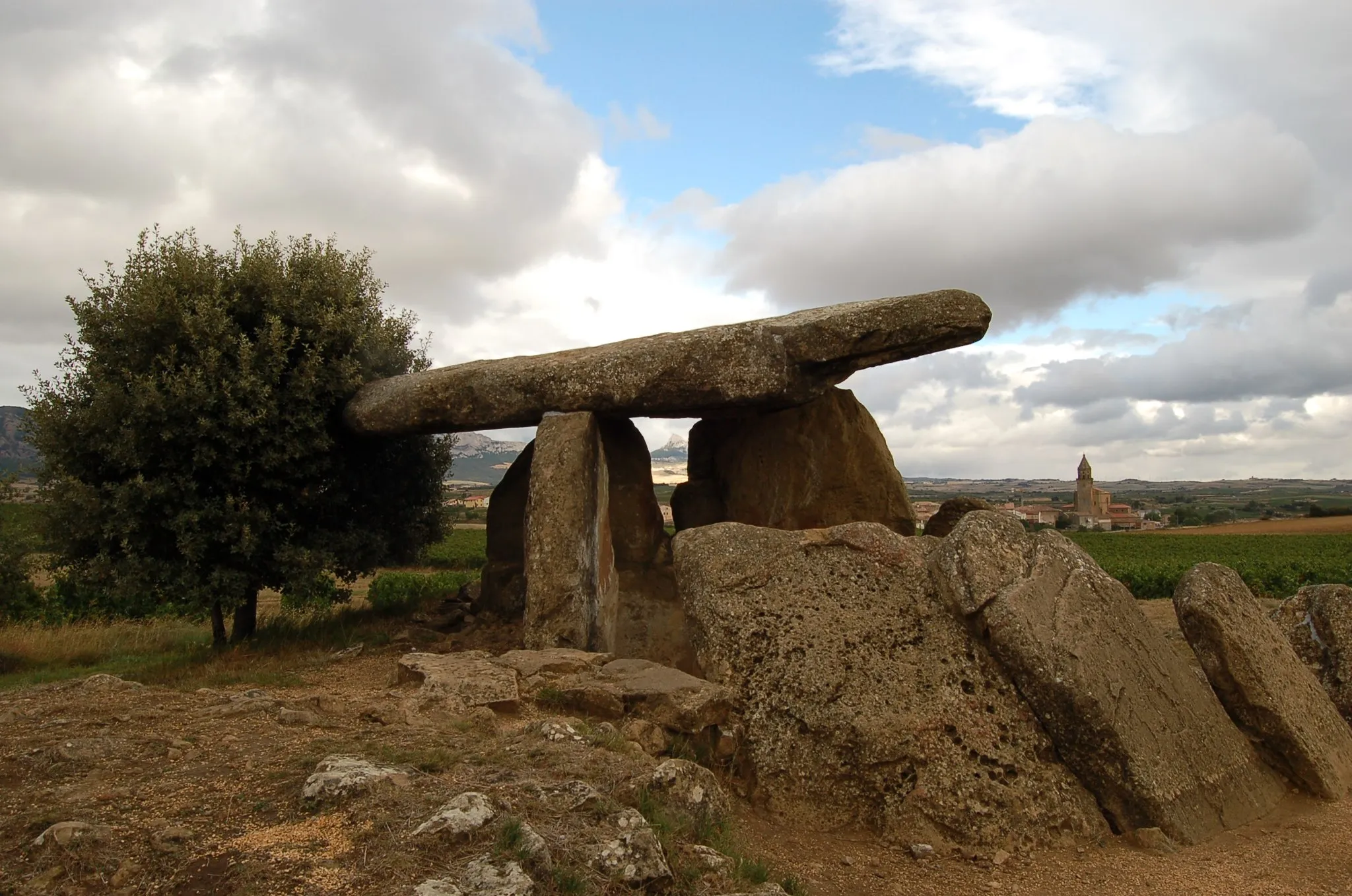 Photo showing: La chabola de la Hechicera dolmen, in Elvillar, Álava (Spain)