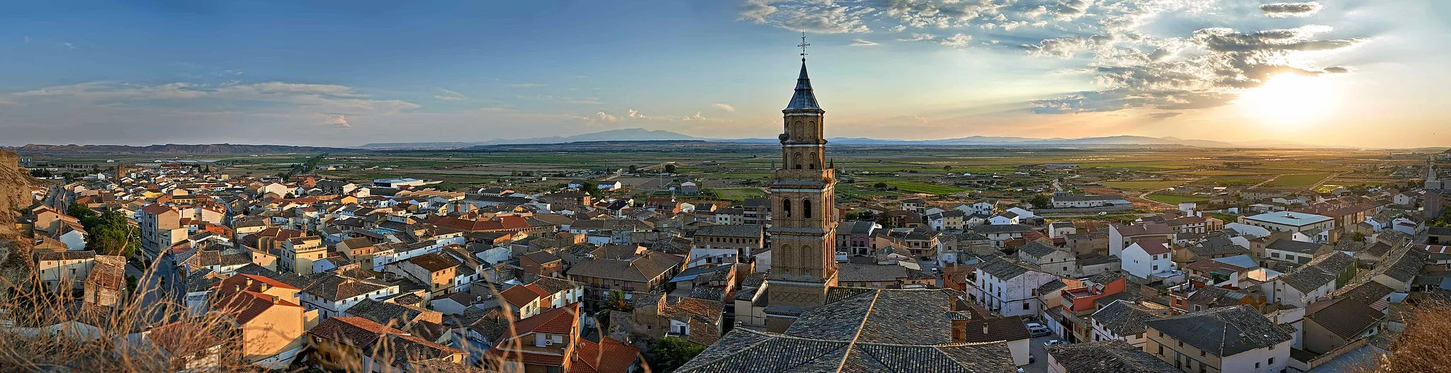 Photo showing: Arguedas general landscape