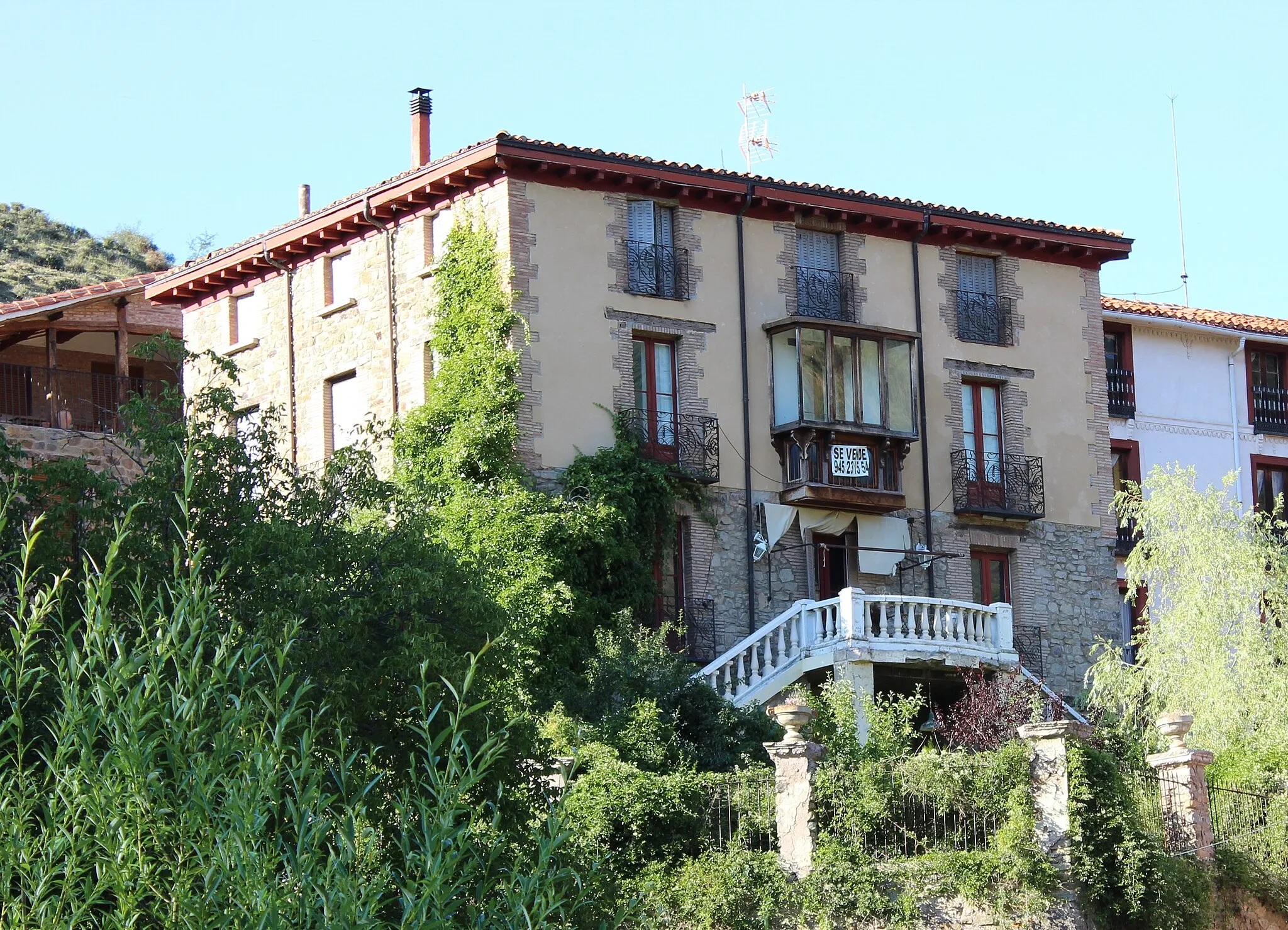 Photo showing: Fotografía de la fachada principal con escalinata del edificio que albergó a la antigua casa rural de Cabezón.