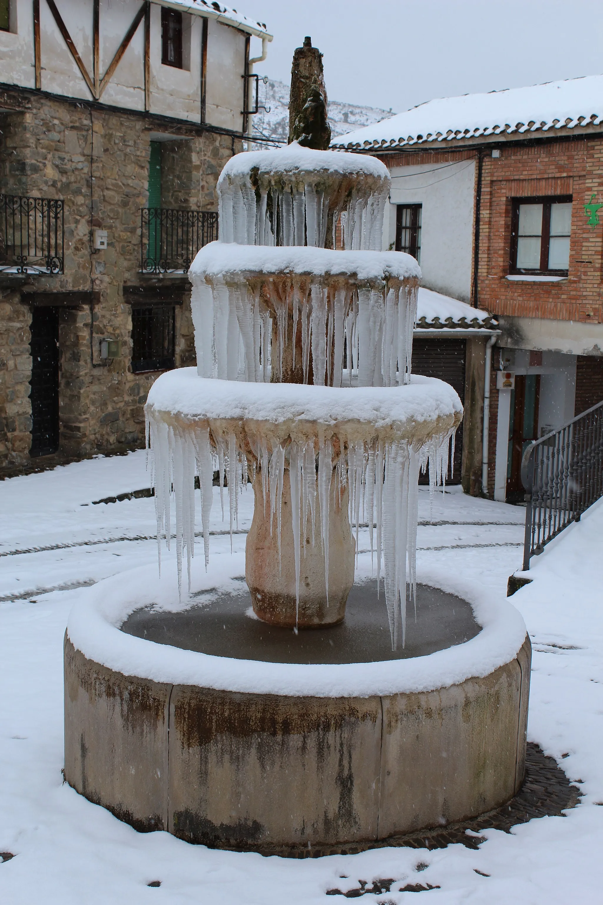 Photo showing: La fuente de la plaza de San Román de Cameros helada