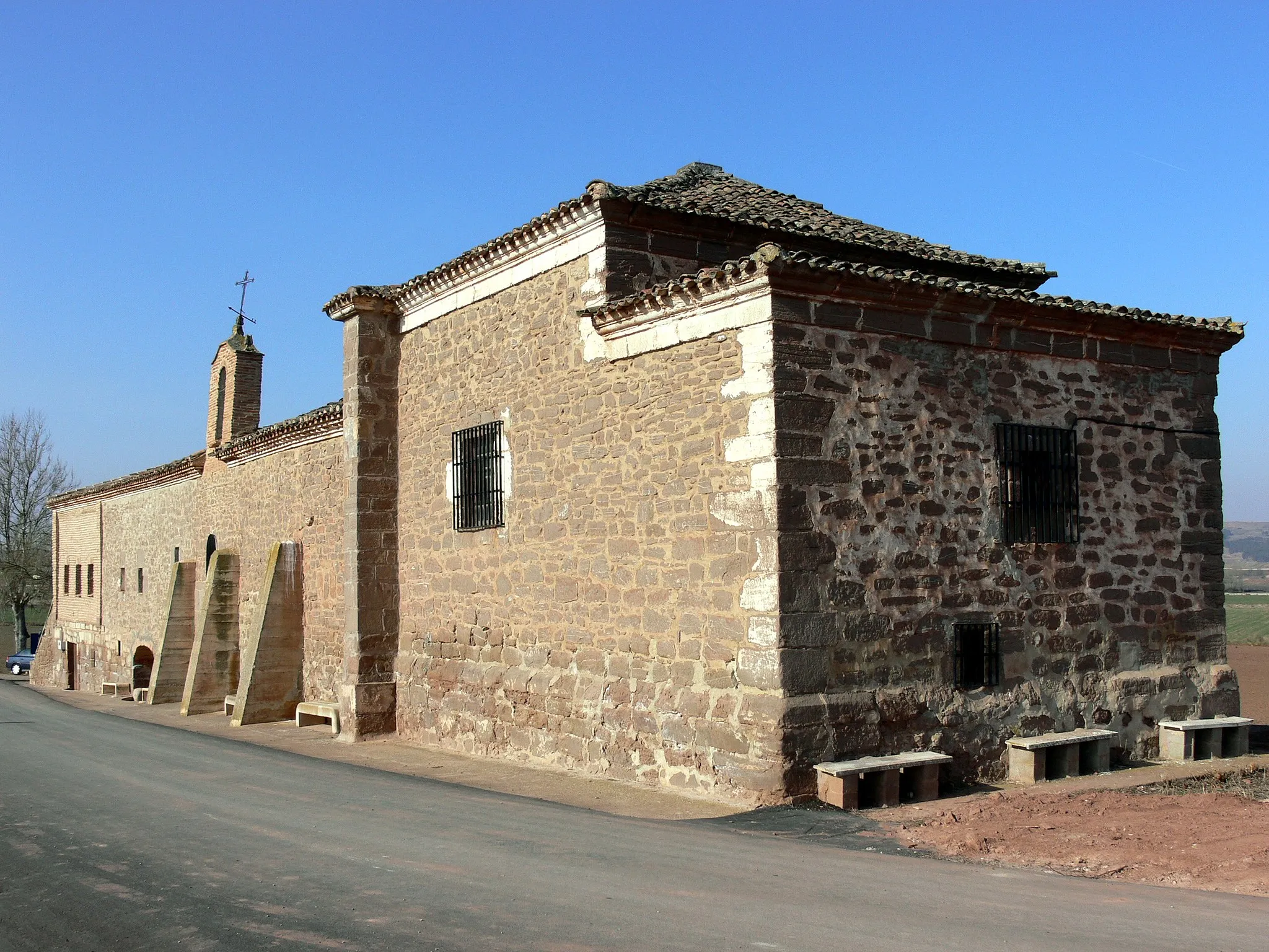 Photo showing: ALESANCO. Ermita de la Virgen del Prado, vista lateral.