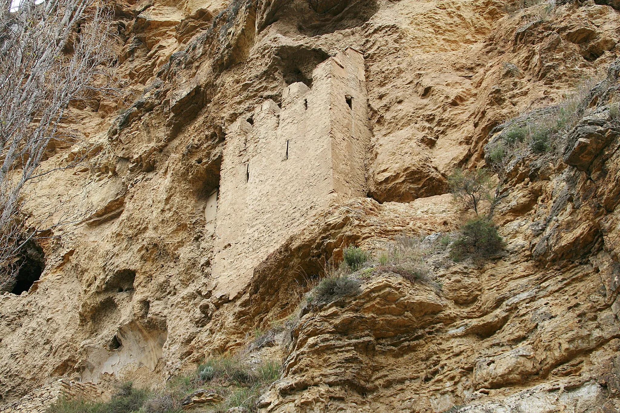 Photo showing: Castillo.Fortaleza de origen medieval en forma de torre fuerte coronada de cuatro almenas de capirote, con aspilleras como únicos vanos.