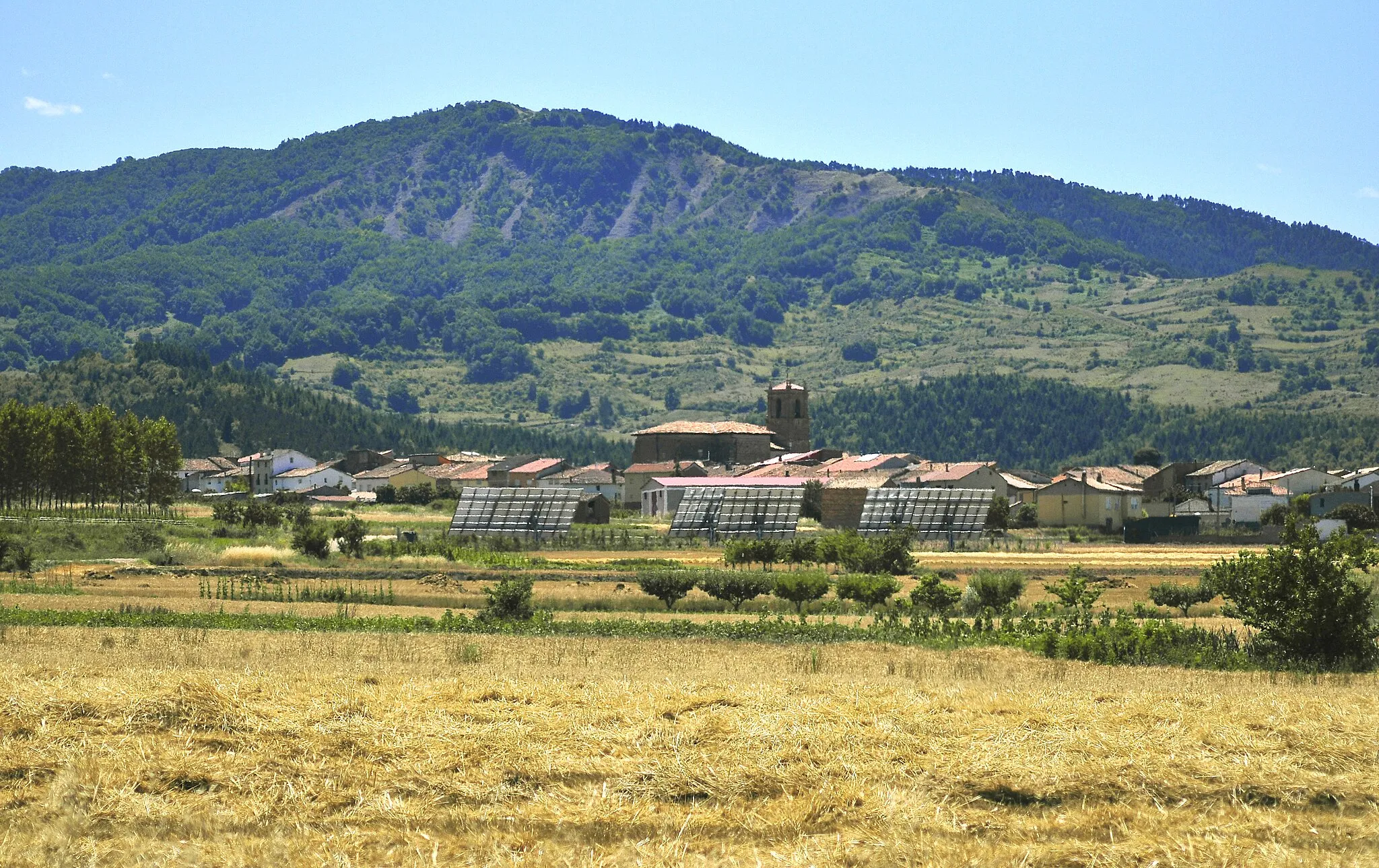 Photo showing: The village and it's surroundings. Santa Coloma, La Rioja, Spain