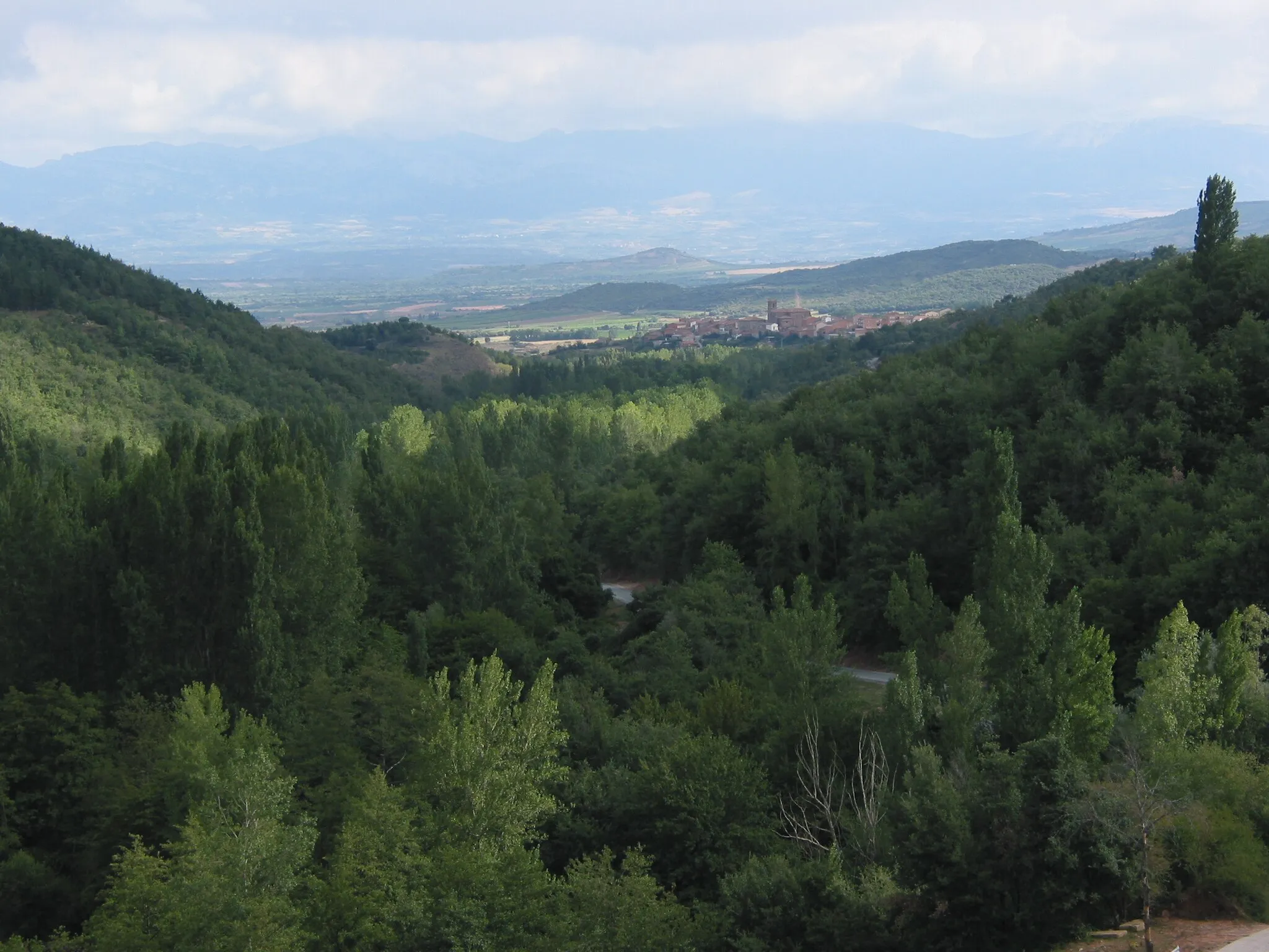 Photo showing: Vista de Santa Coloma (La Rioja) desde la presa de Yalde