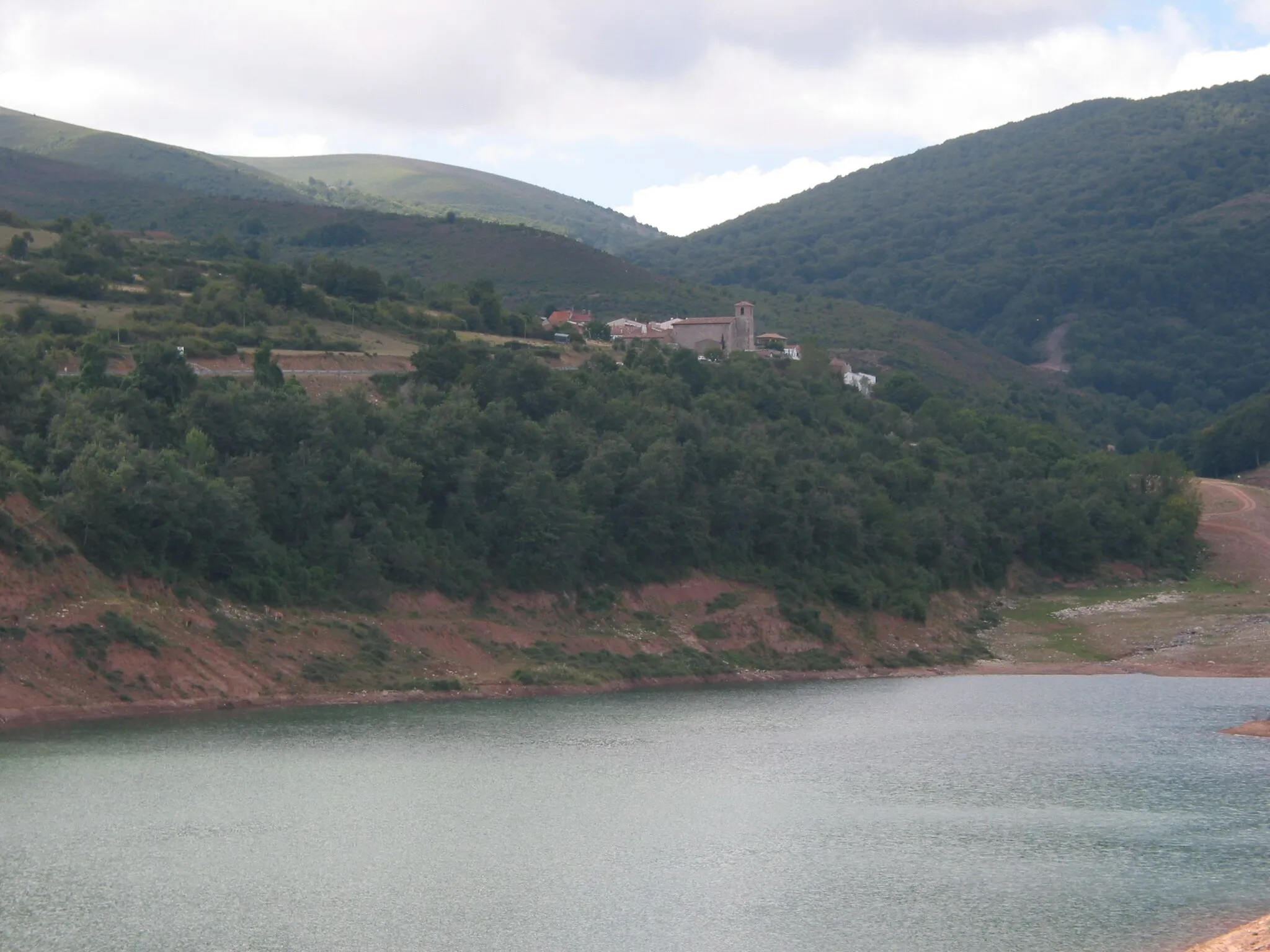 Photo showing: Vista de Castroviejo (La Rioja) desde la presa de Yalde