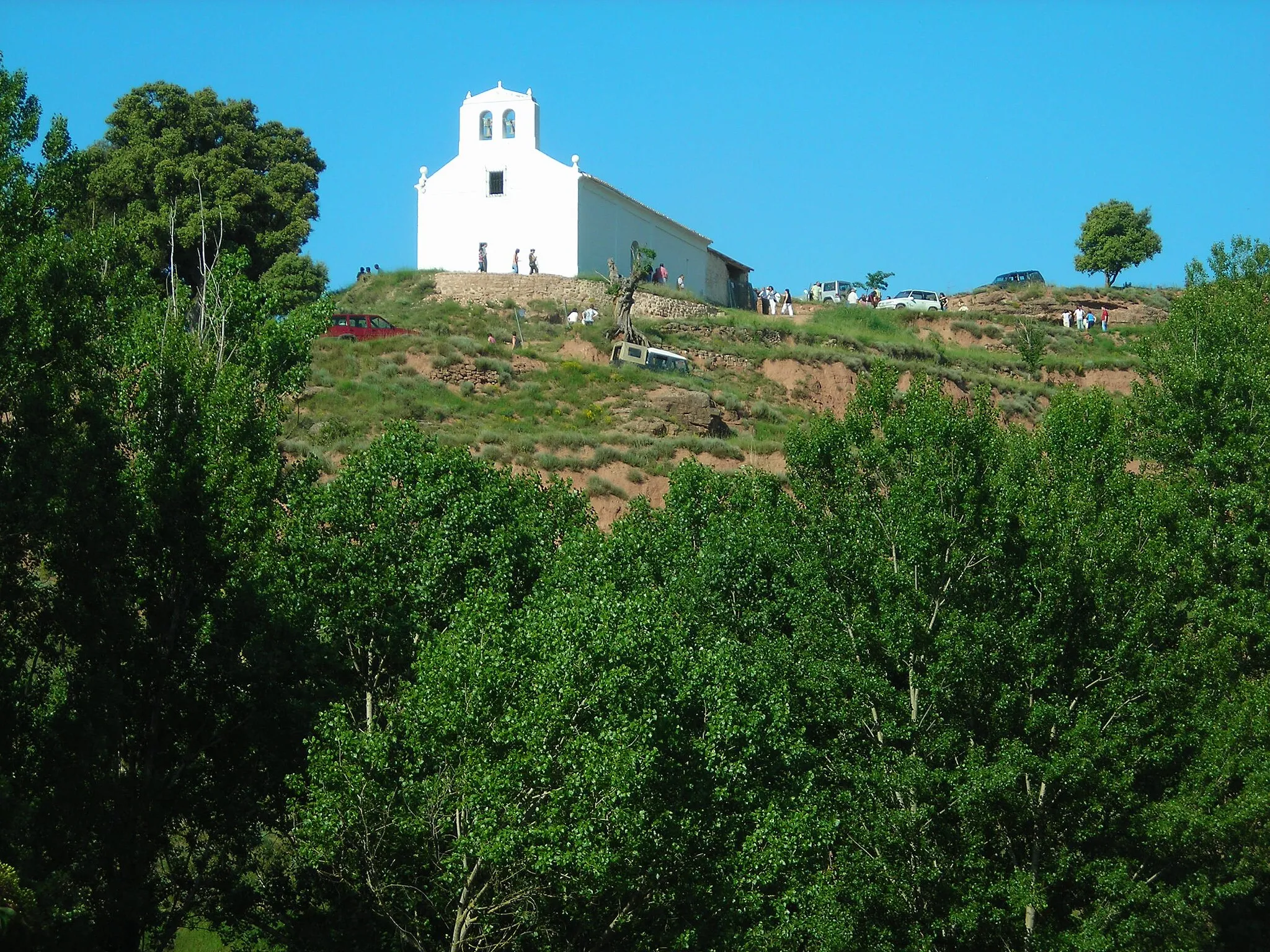 Photo showing: Vista de la ermita del Tajo desde Camprovín el día de la romería de San Juan