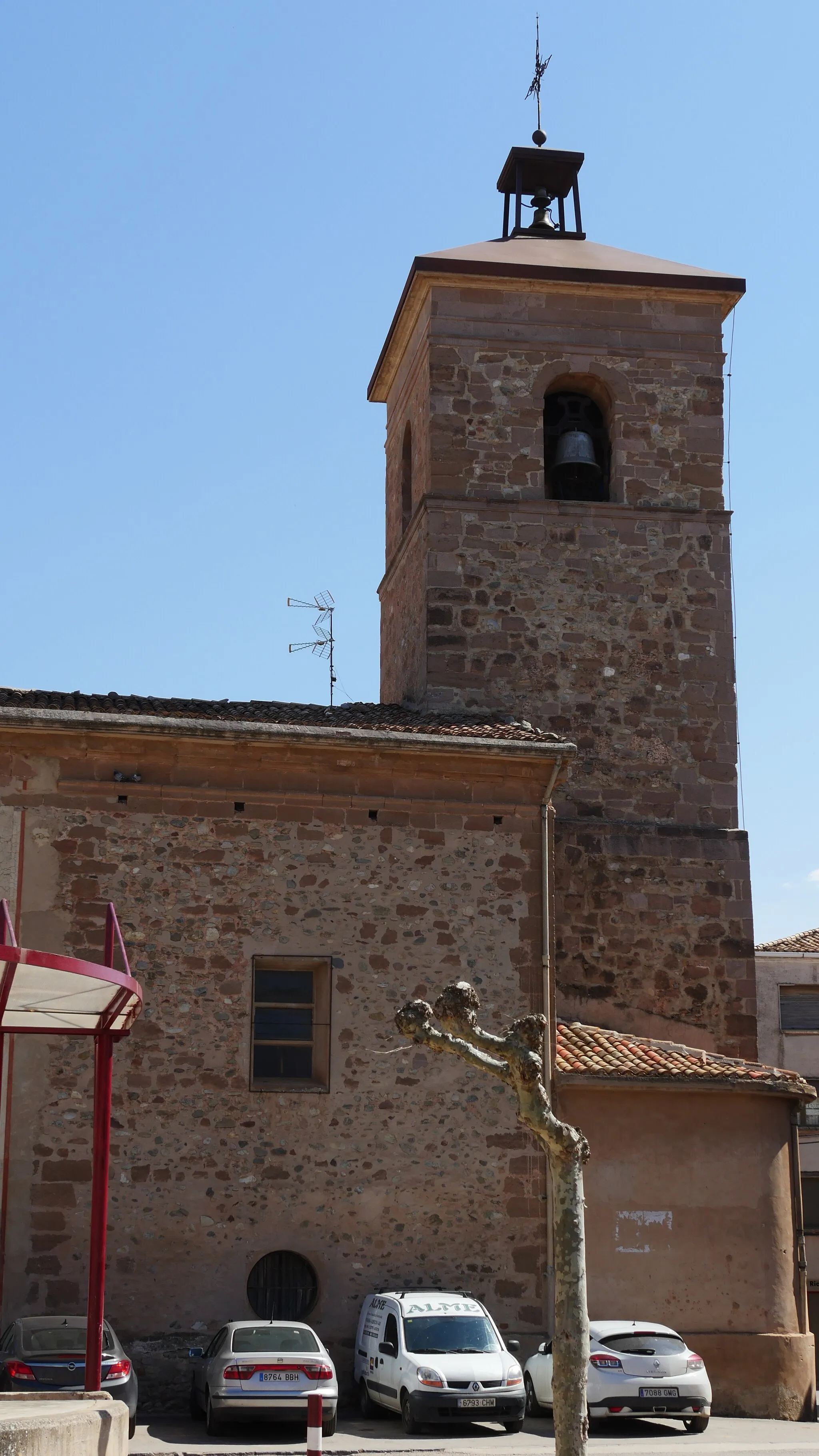 Photo showing: Vista trasera de la Iglesia de Nuestra Señora de la Expectación desde la plaza Conde Badarán en Badarán, (La Rioja, España).
