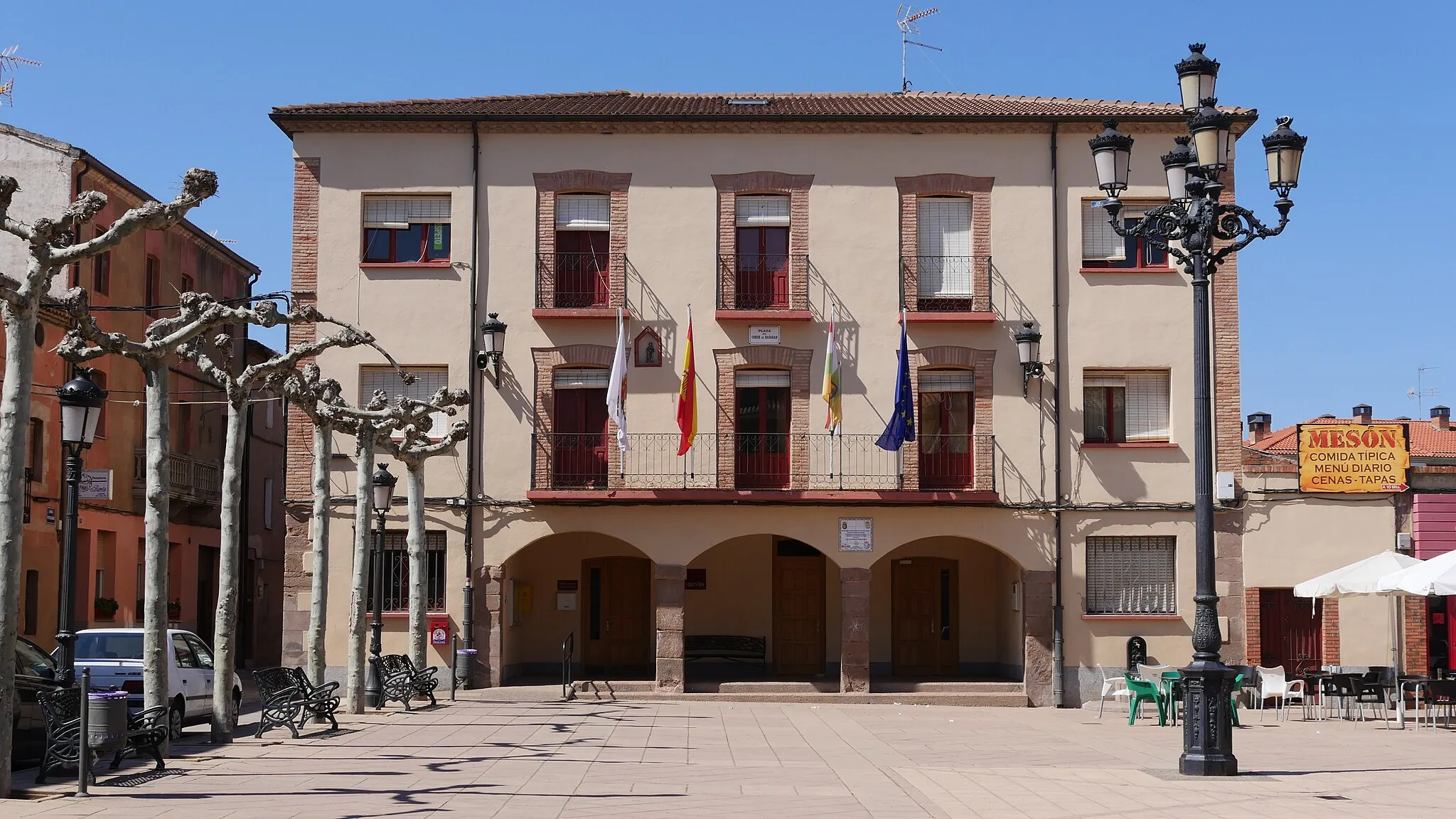 Photo showing: Plaza Conde Badarán, with the Town Hall, in Badarán, La Rioja, Spain.