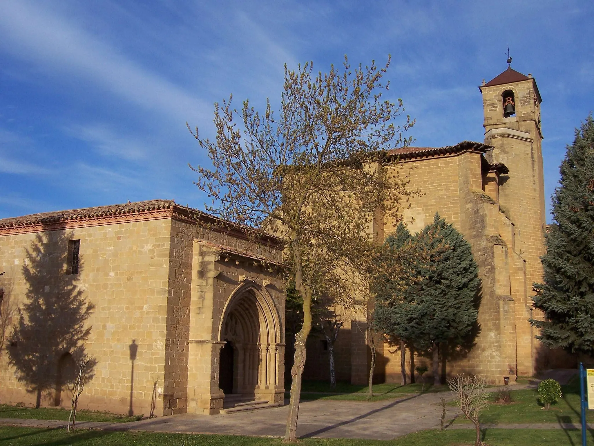 Photo showing: Iglesia parroquial de la Santa Cruz y Ermita de la Santa Cruz - Bañares - La Rioja - España
