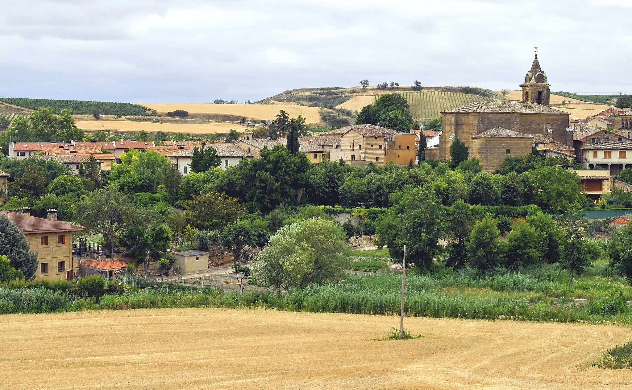 Photo showing: The village and its surroundings. Ollauri, La Rioja, Spain