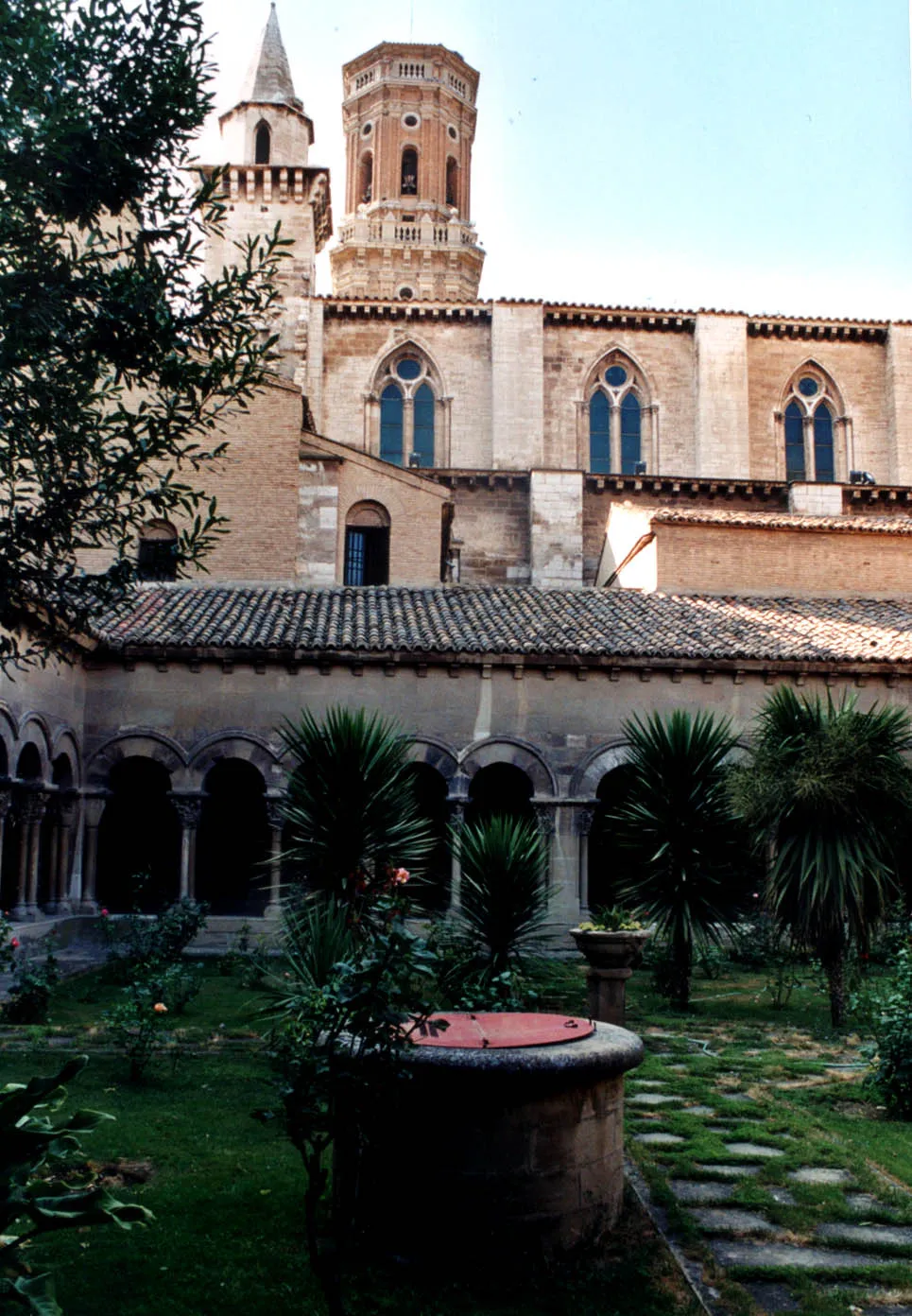 Photo showing: Claustro románico (s. XII), durante el reinado de Sancho VI de Navarra. Posiblemente, intervención de un único taller. ¿Uno de los maestros de Silos? Existe una estrecha similitud con el taller de la Seo de Zaragoza.