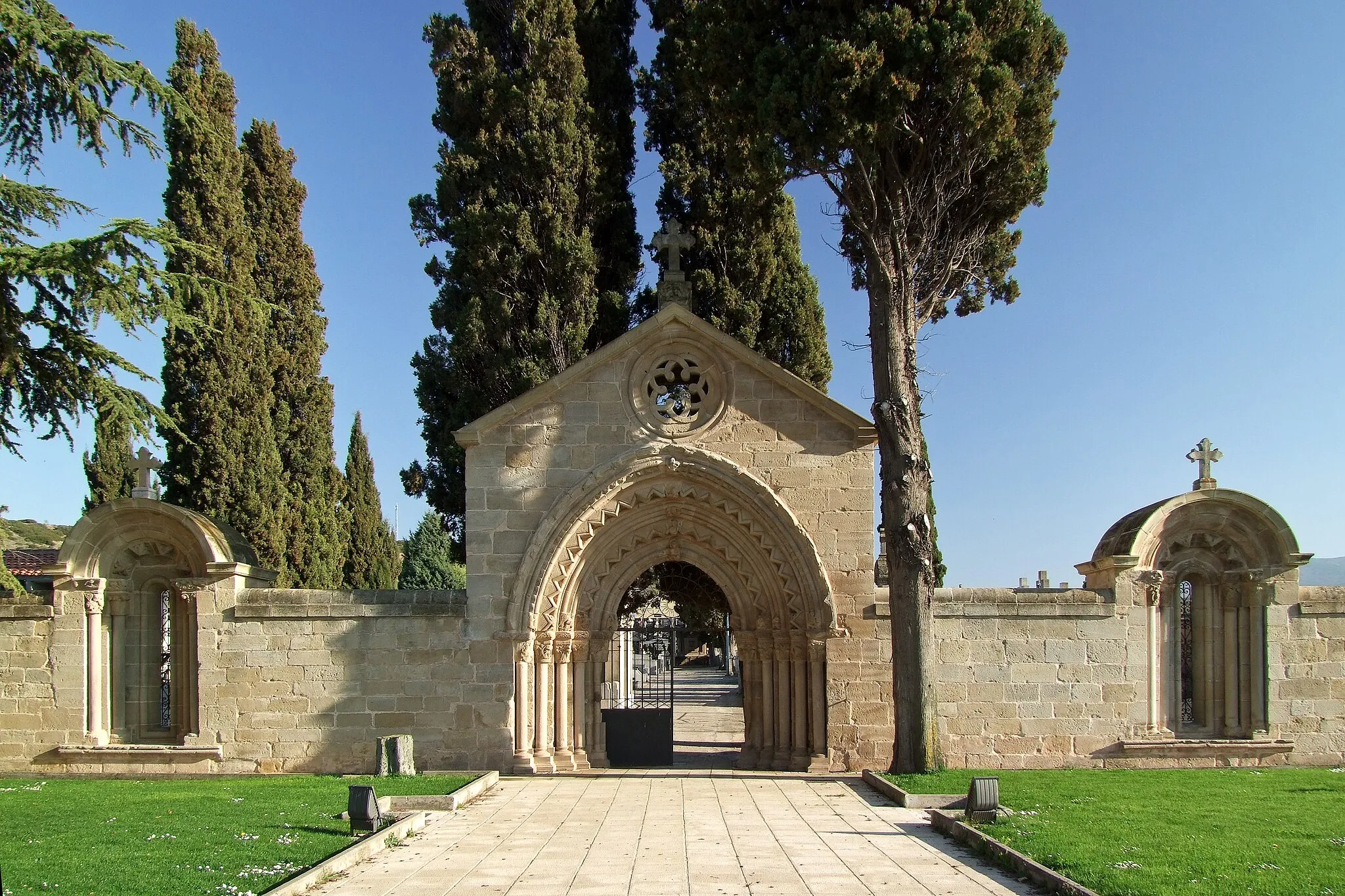 Photo showing: Portada del cementerio hecha con los restos del hospital de San Juan de Acre en la localidad de Navarrete, La Rioja - España