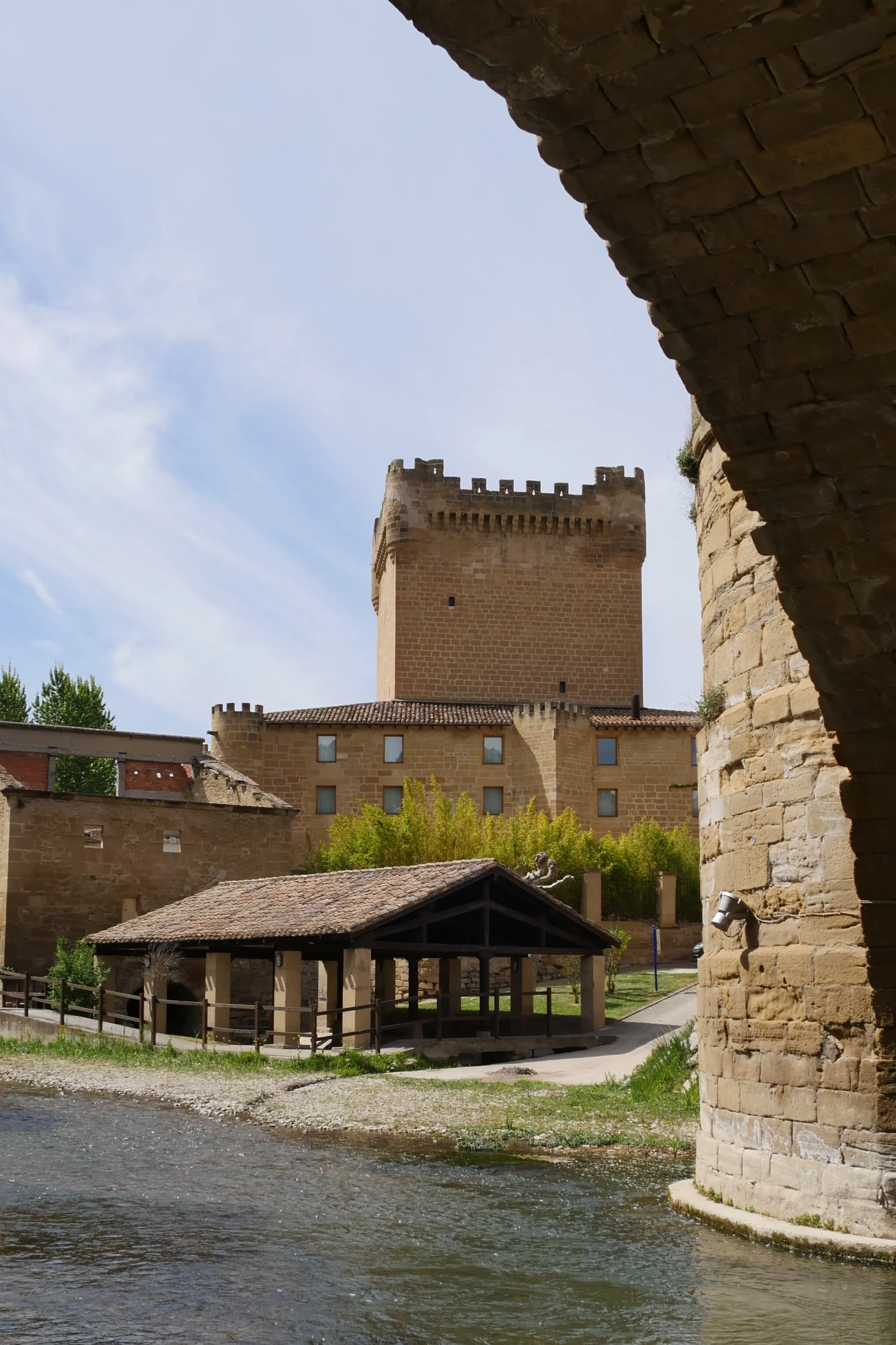 Photo showing: En Cuzcurrita de Río Tirón (La Rioja, España), bajo el puente que salva el Río tirón, puede verse el antiguo lavadero y el Castillo.