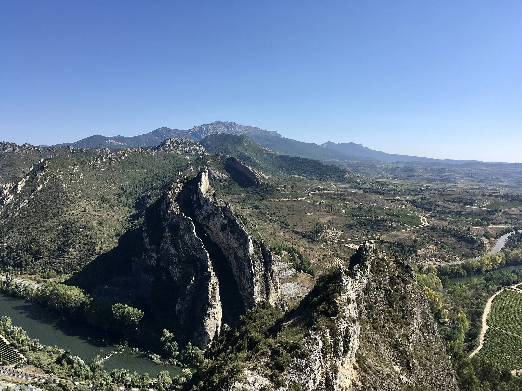 Photo showing: View from the hermitage of San Felices, Haro, La Rioja, looking east towards the Conchas de Haro, the River Ebro and the Sierra de Toloño.
