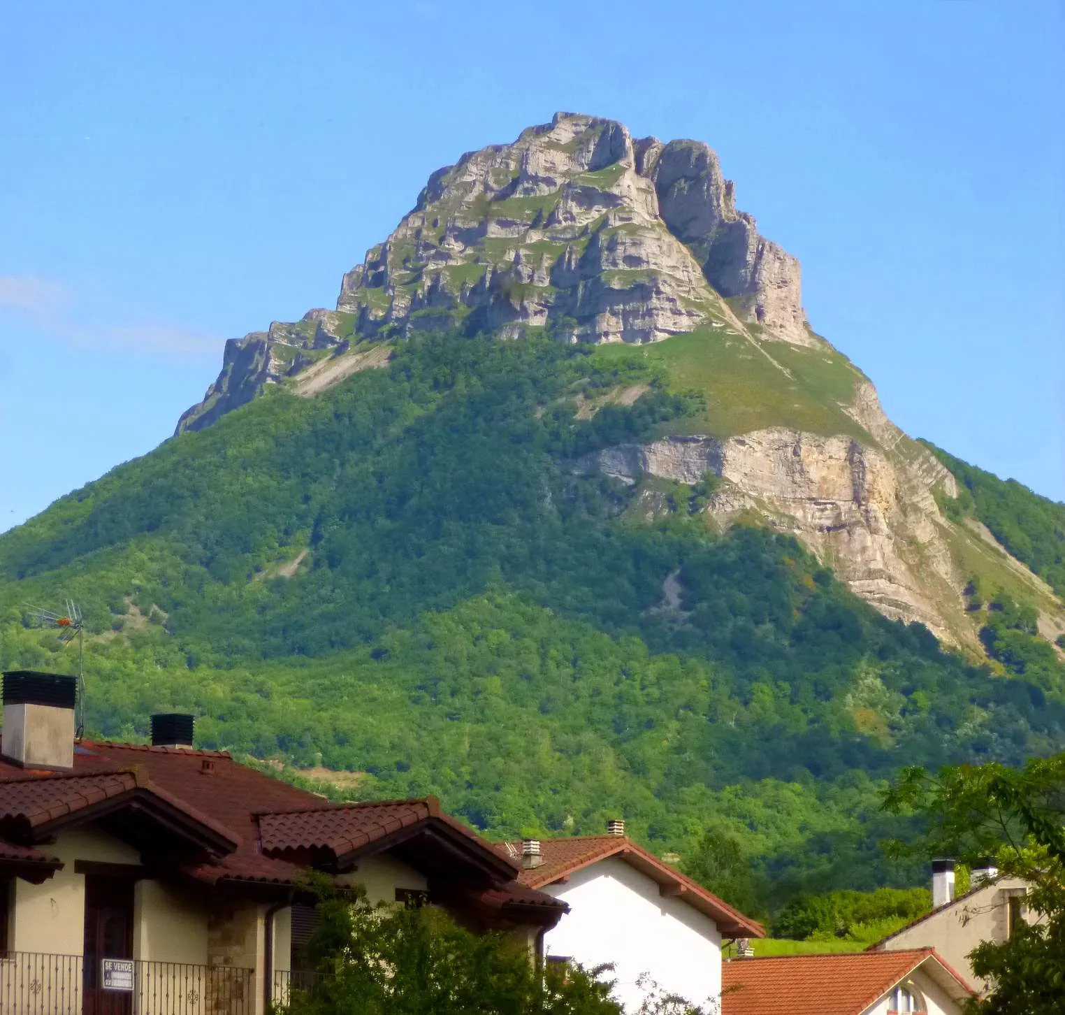 Photo showing: Arbizu (Navarra) - Monte Beriain, Sierra de San Donato, Sierra de Andia