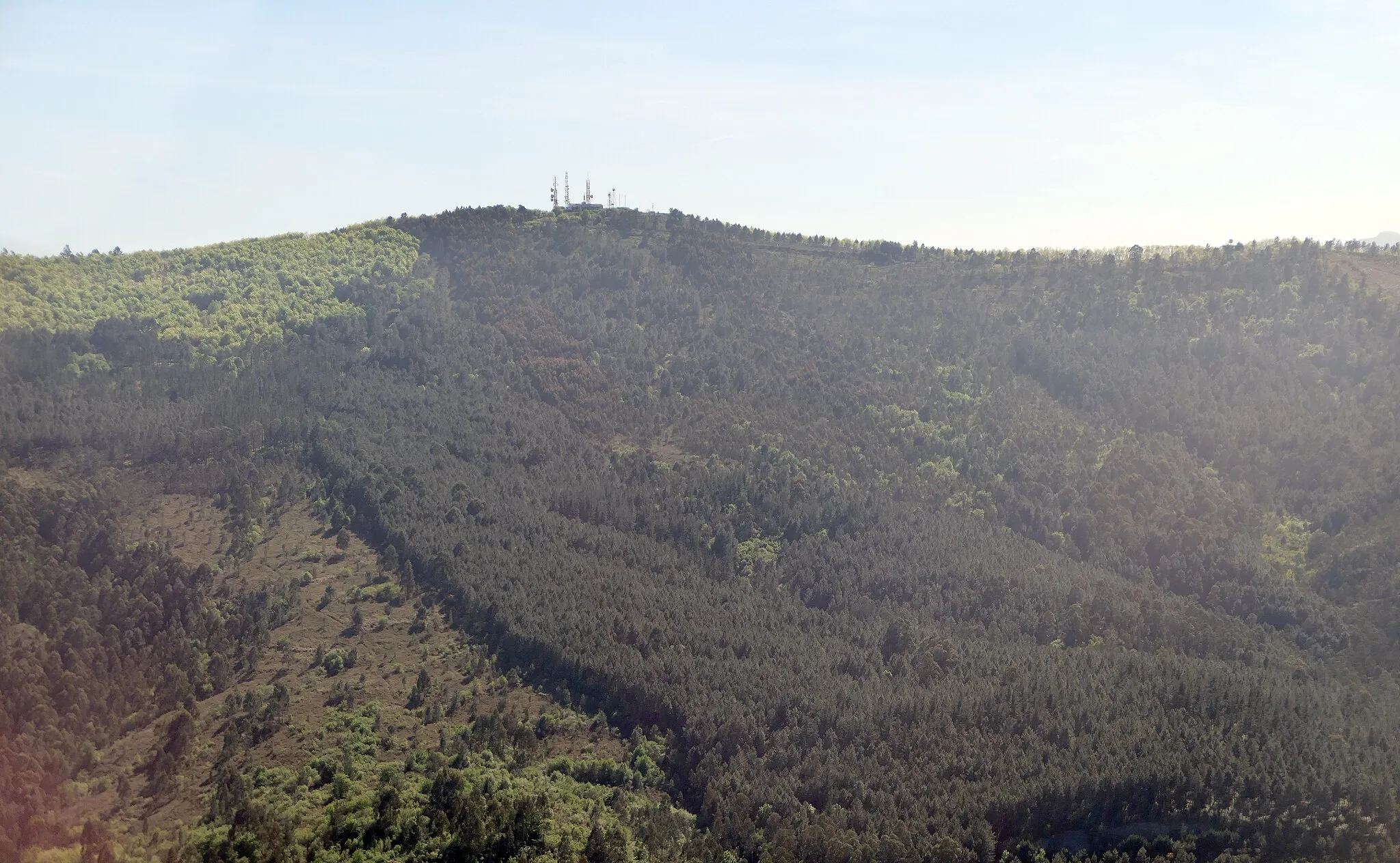 Photo showing: A photo of the north side of Ganguren, the highest point of a ridge of hills near Bilbao in the Basque Country.