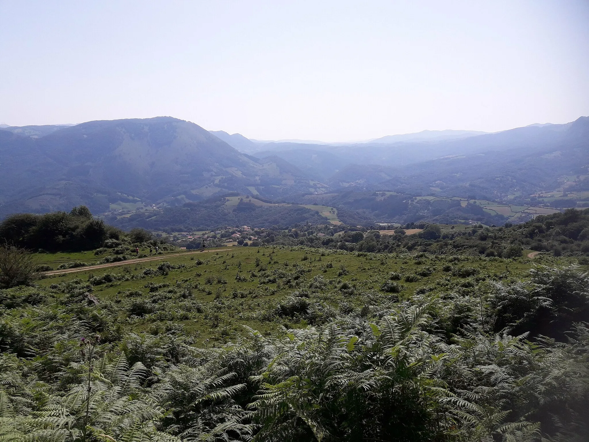 Photo showing: Vistes des del coll d'Urdill, tot pujant cap a l'Artubi.

Urdilleko lepoa.