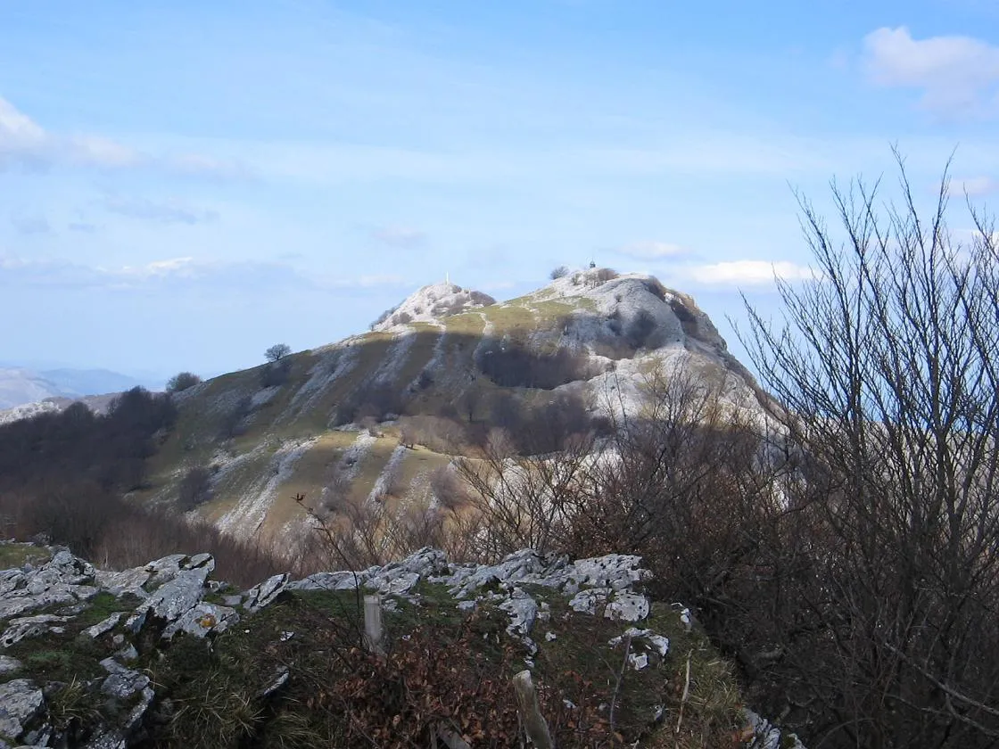 Photo showing: The summit of Hernio in the distance and the ridge