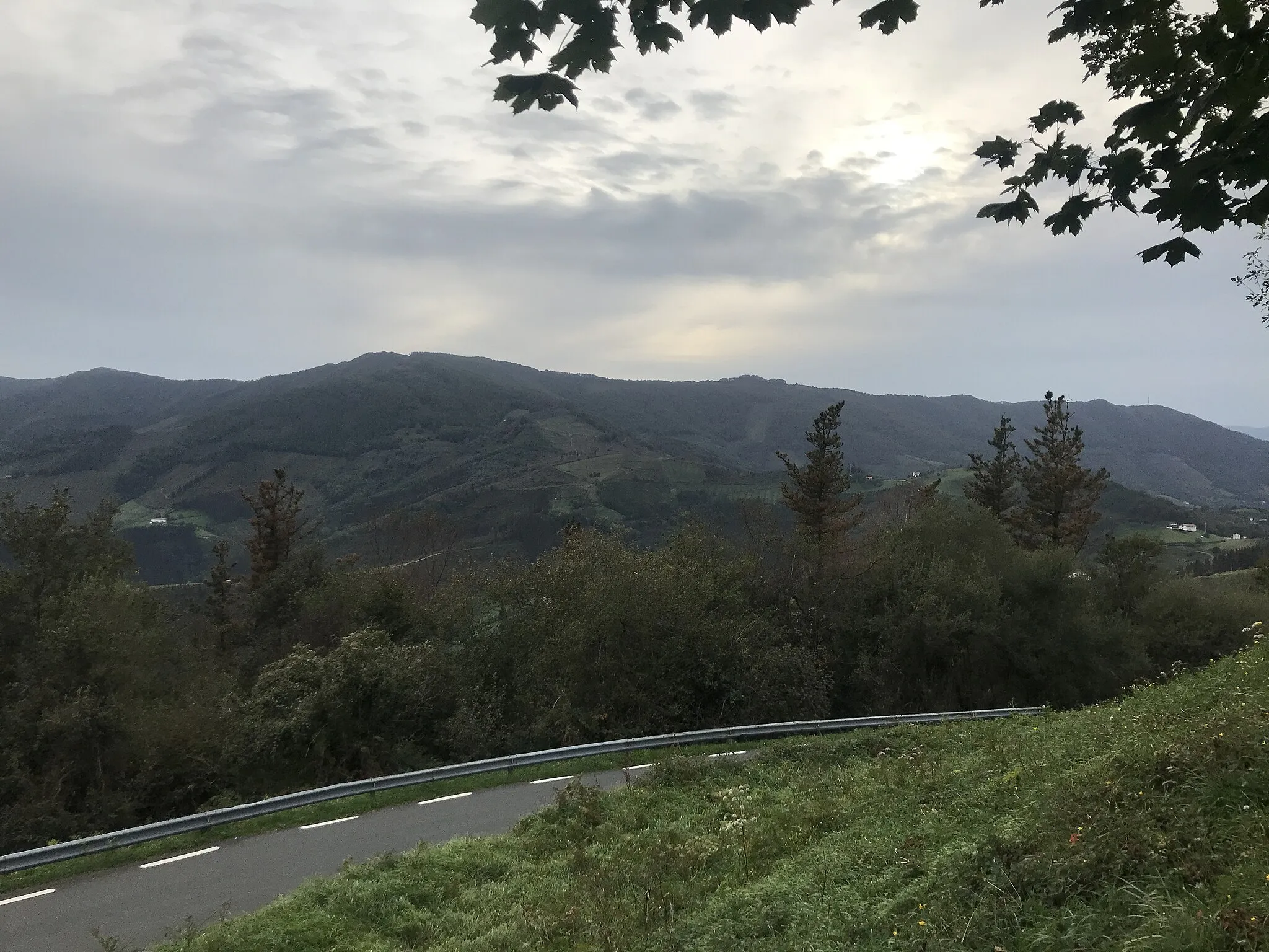 Photo showing: Vista de la cordal de Mazelaegi desde el barrio de Madarixa de Azpeitia, en Gipuzkoa, País Vasco (España). A la derecha el monte Karakate o Muneta y a la izquierda Irukurutzeta.