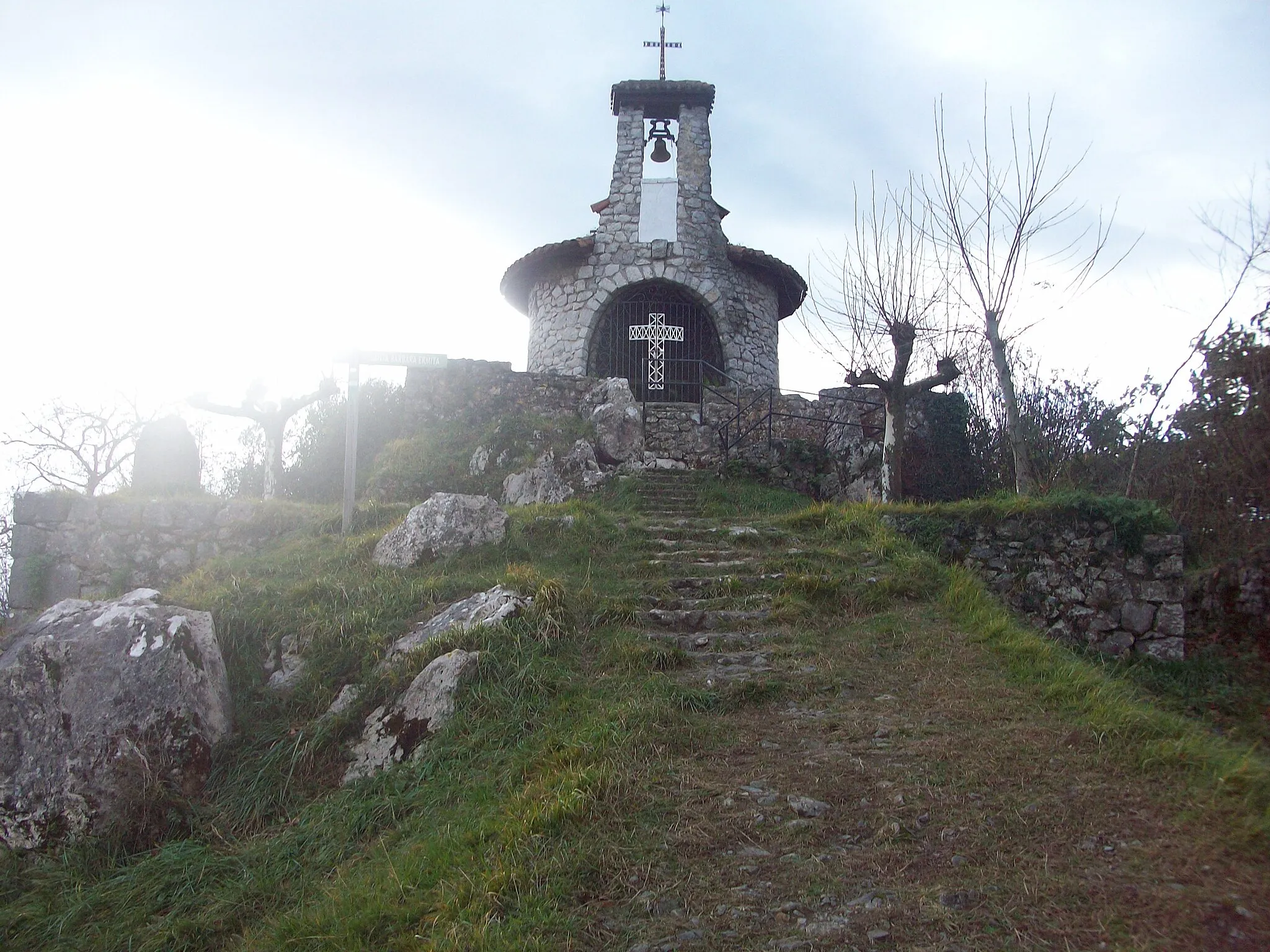 Photo showing: Hernaniko Santa Barbara baseliza. Gipuzkoa, Euskal Herria.