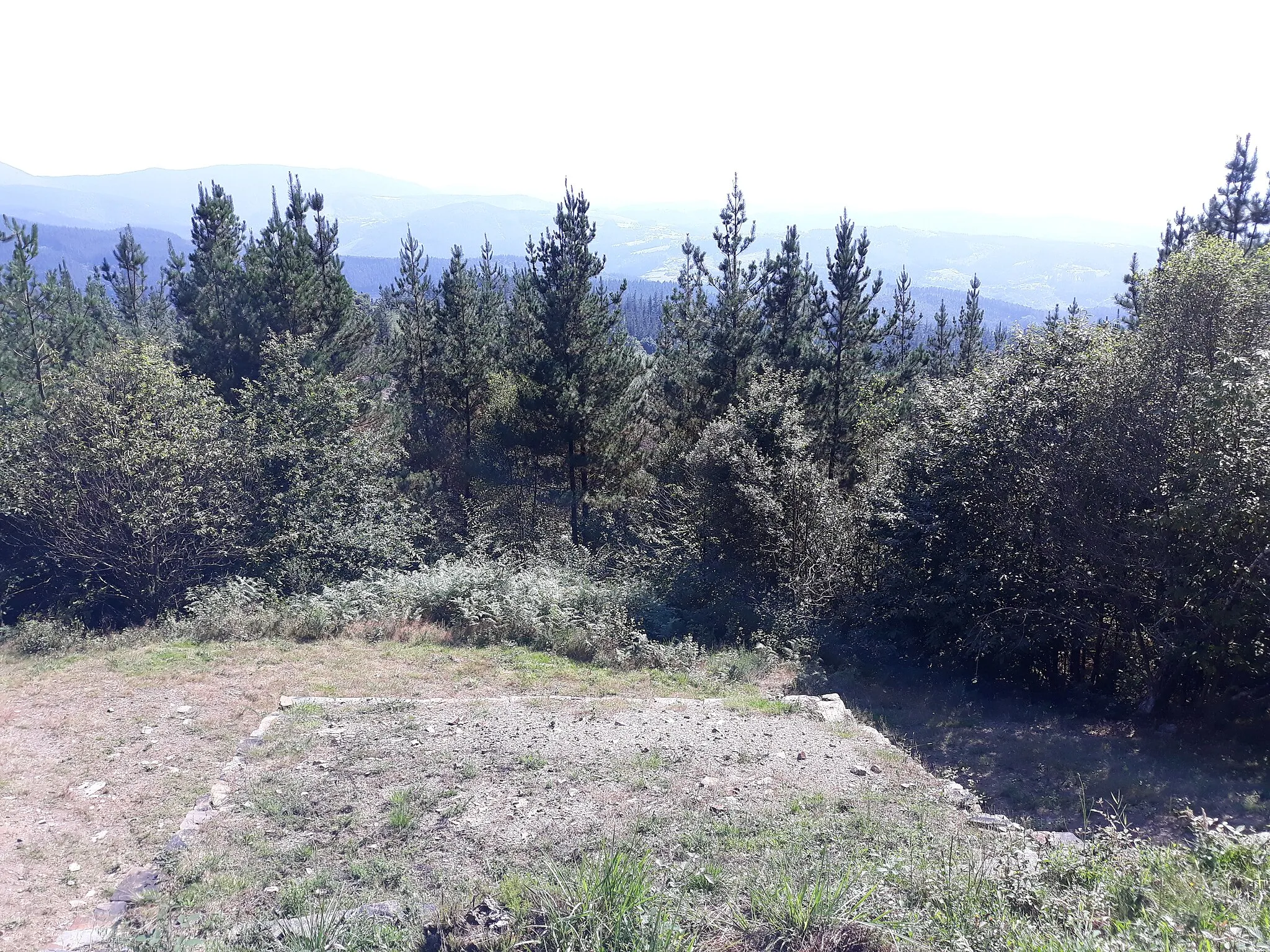 Photo showing: Vista del bastión cuadrangular anexo a la puerta Sur del castro u Oppidum de Arrola o Marueleza, en Navárniz