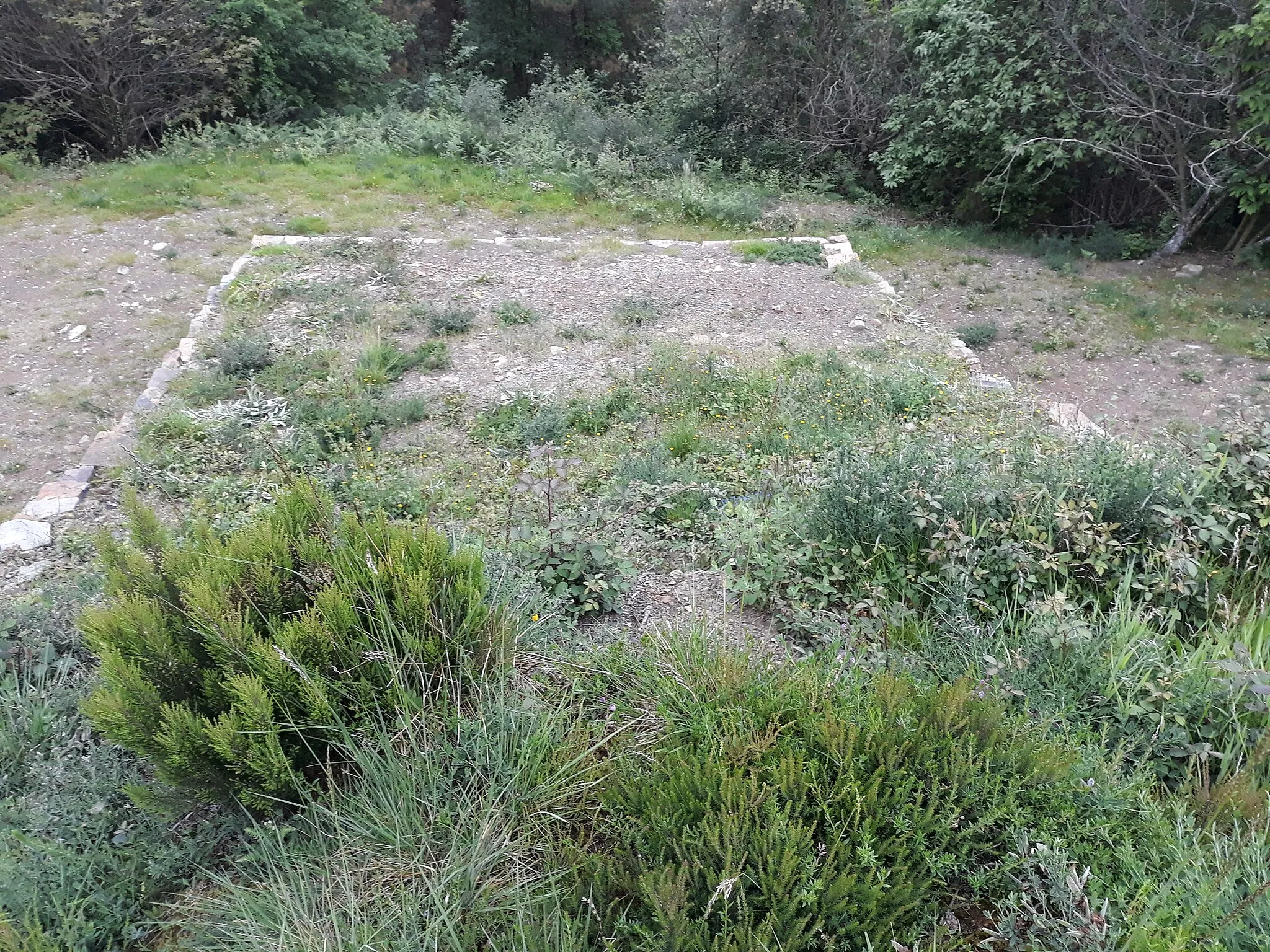 Photo showing: Vista del bastión cuadrangular anexo a la puerta Sur del castro u Oppidum de Arrola o Marueleza, en Navárniz