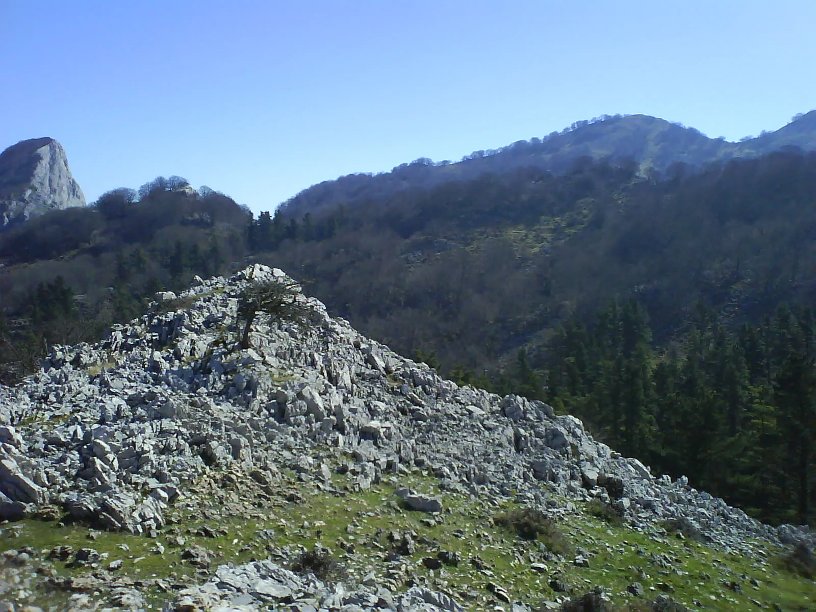 Photo showing: Sierra de Aramotz, a la izquierda se ve el Mugarra Vizcaya, País Vasco, España