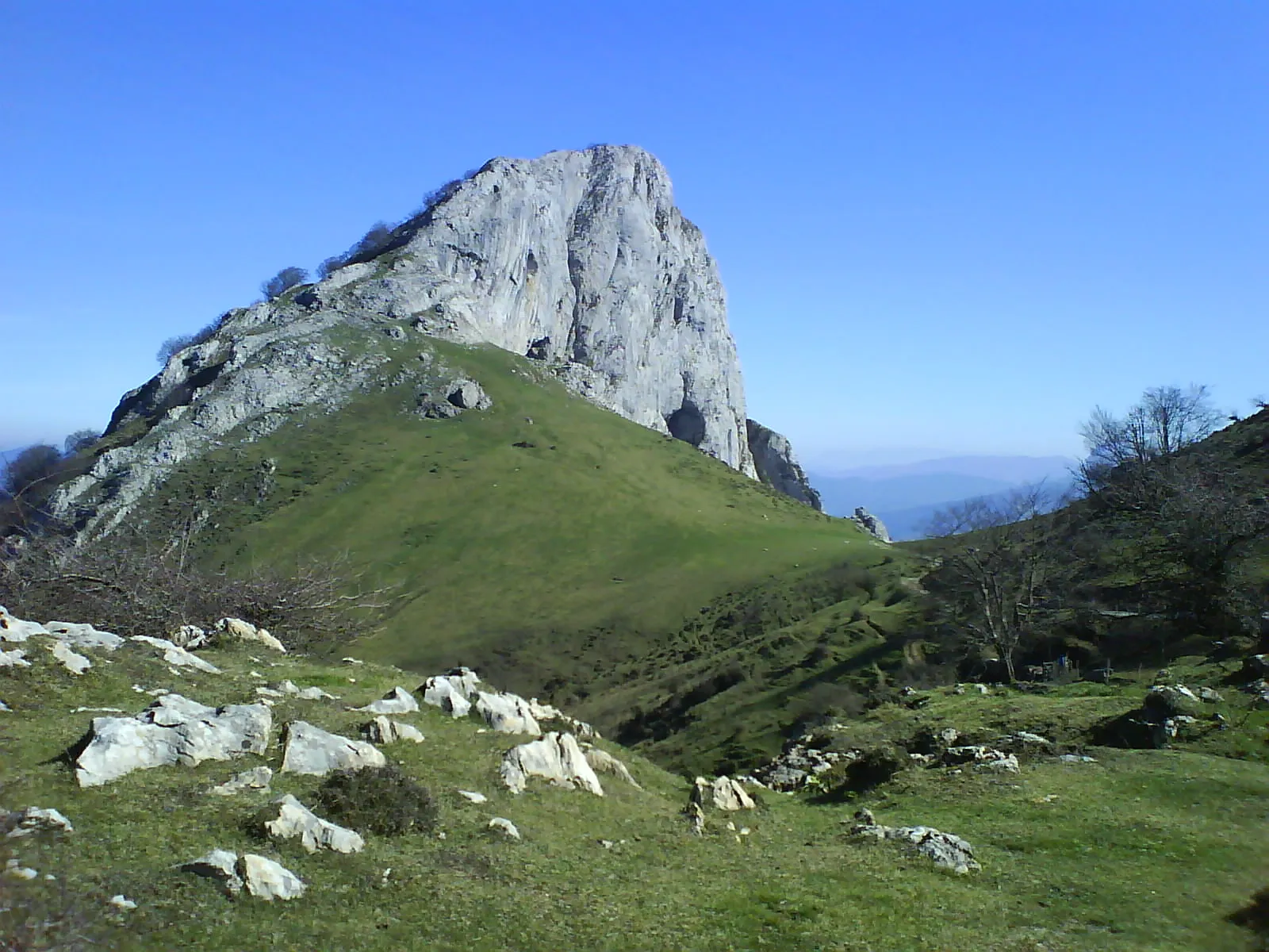 Photo showing: Vista del monte Mugarra desde Mugarrekolanda, Vizcaya, País Vasco, España