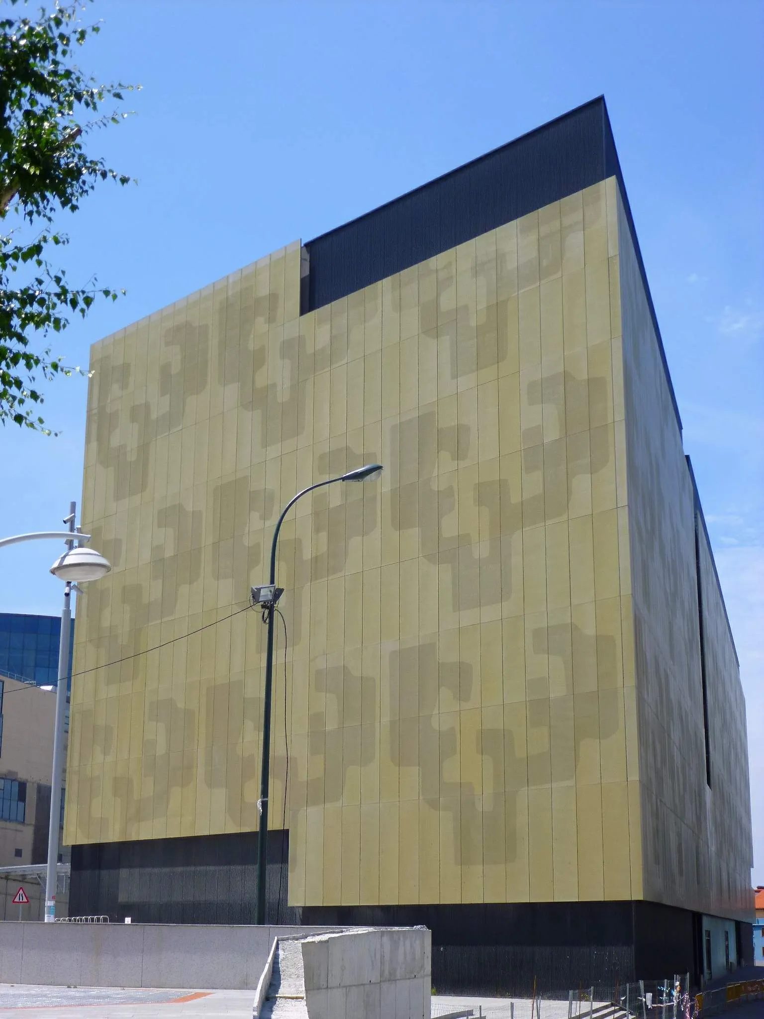 Photo showing: Edificio de las Escuelas Universitarias de Ingeniería Técnica Industrial y las de Minas y Obras Públicas (EUITI y Minas, UPV-EHU), en Bilbao