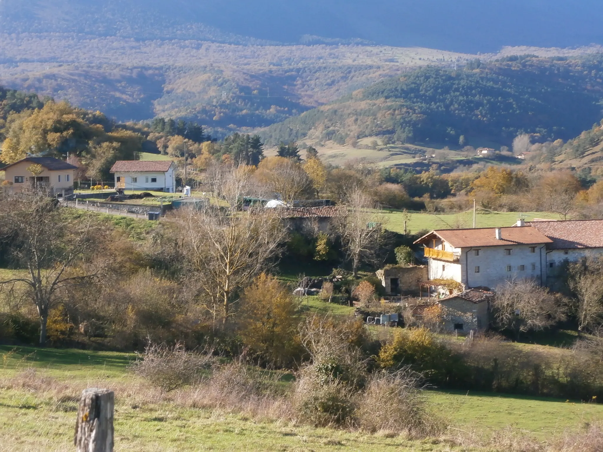 Photo showing: Añes casas intermedias