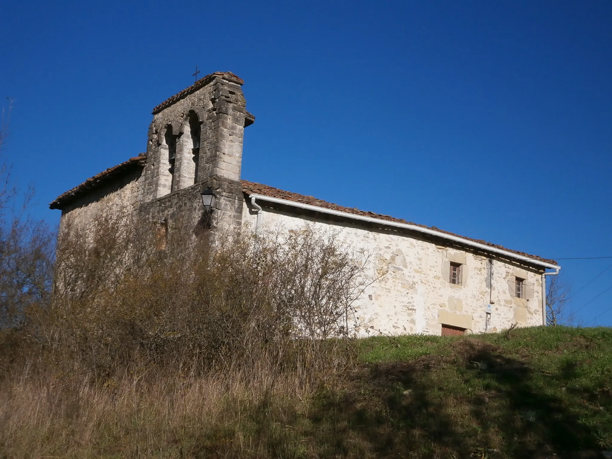 Photo showing: Erbi Iglesia desde la cuesta de la carretera