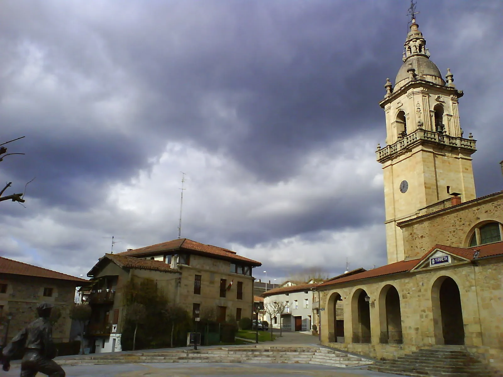 Photo showing: Vista general de la Plaza San Miguel de Iurreta, Vizcaya(País vasco) (España).