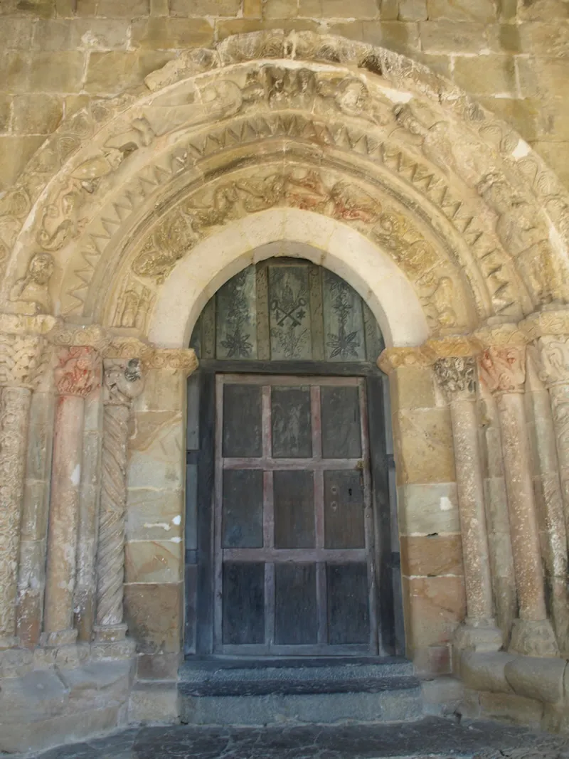 Photo showing: Viejo Camino Santiago, Portal of Saint Michael the Archangel church at Bercedo (Burgos).