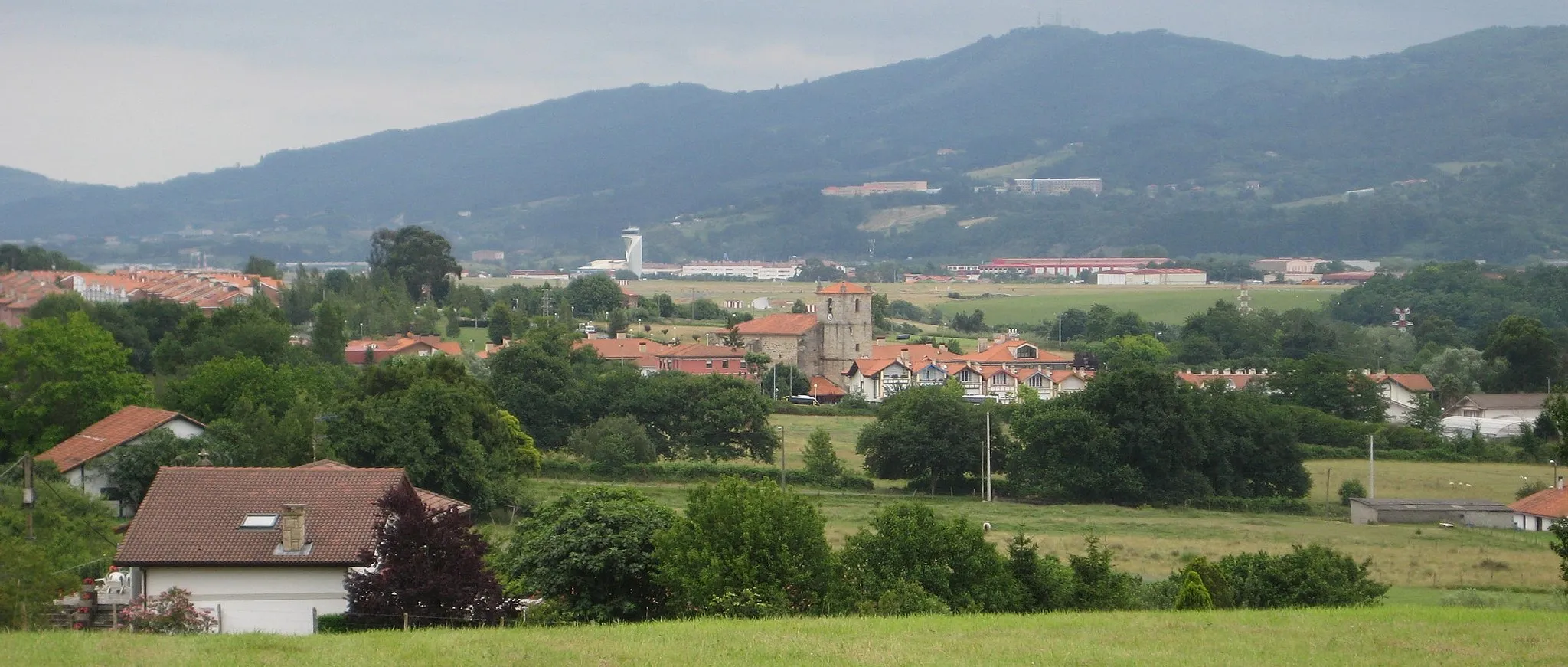 Photo showing: Barrio de Zabaloetxe y torre de control del aeropuerto de Bilbao en Loiu, Vizcaya.