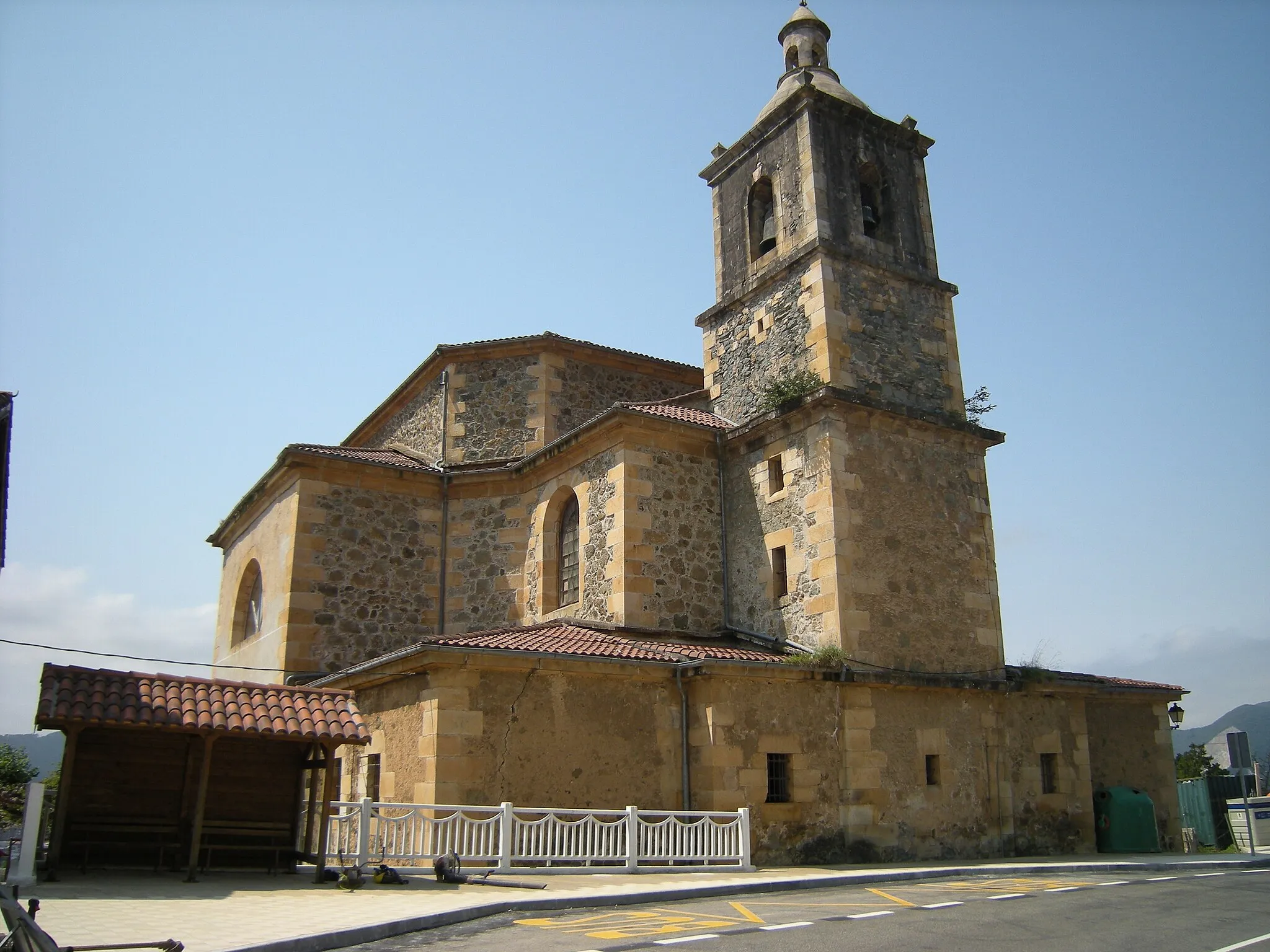 Photo showing: La iglesia de la Ascensión del Señor de Ajangiz, situada en el barrio de Mendieta, es una iglesia de planta basilical construida en estilo neoclásico.