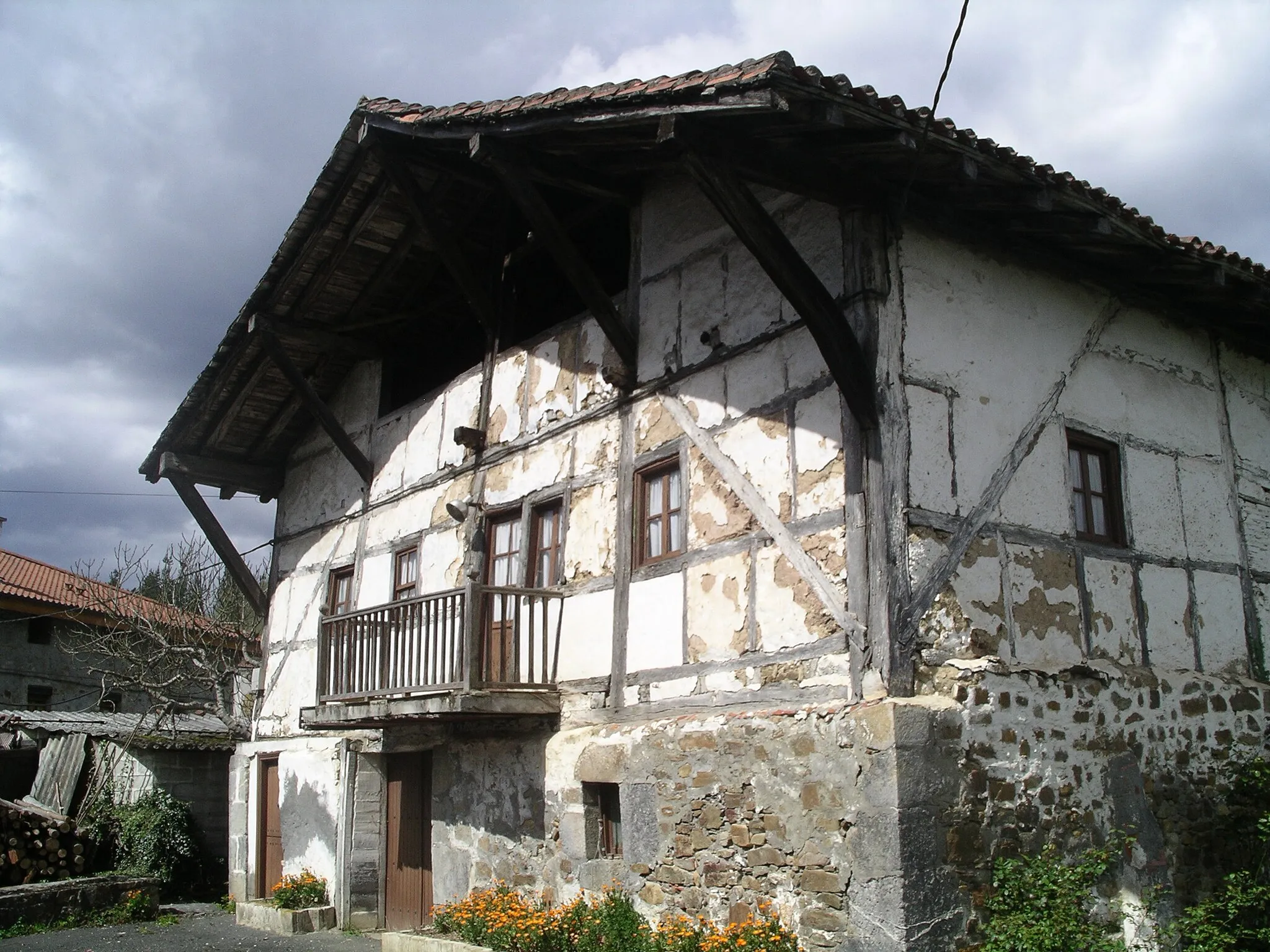 Photo showing: Fachada principal de un caserio del barrio Sautuola de Zeberio, en Bizkaia.