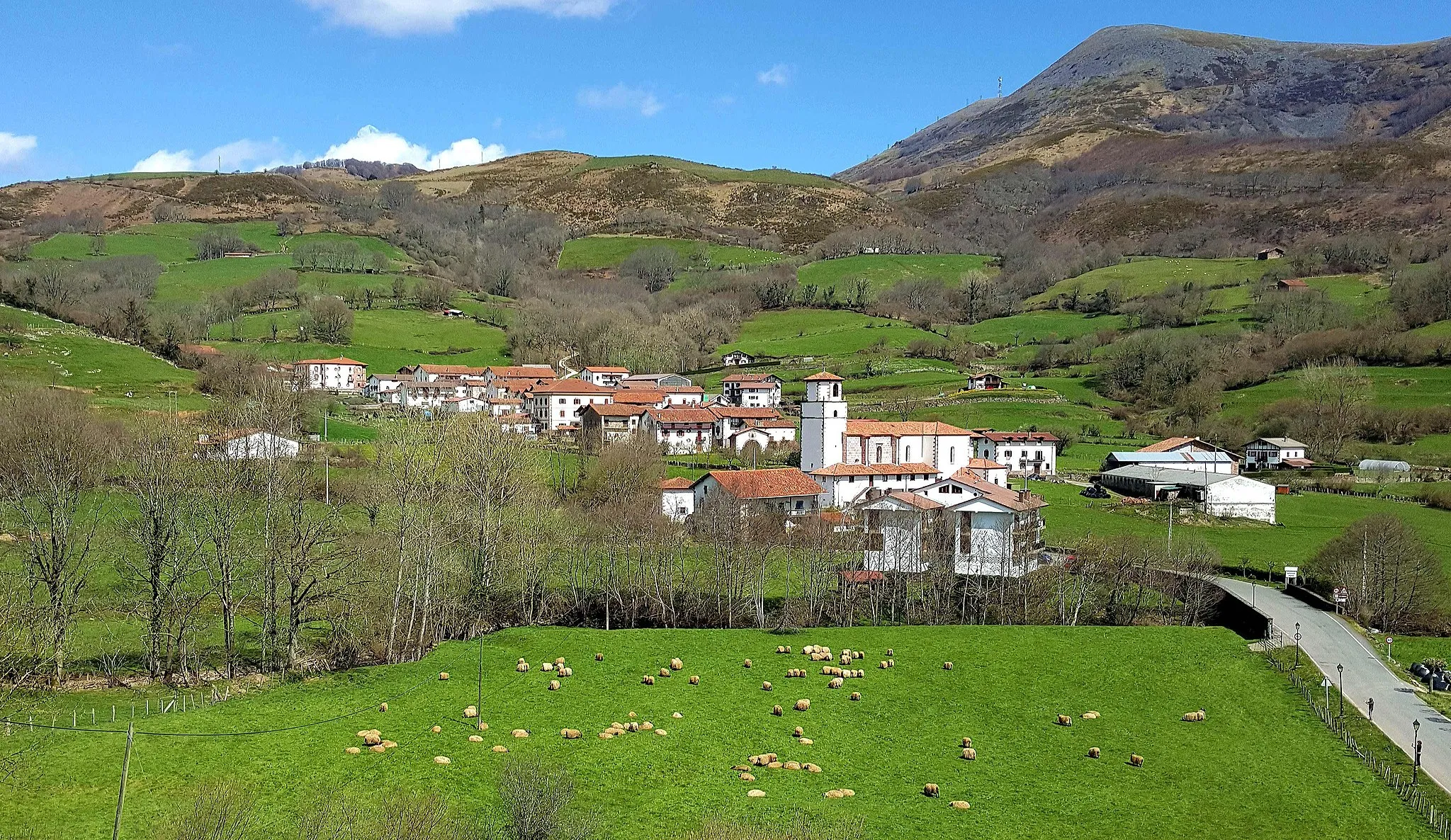 Photo showing: Amaiur (Maya), en Navarre. Un village typiquement basque posée au beau milieu d'une montagne verdoyante, aux crêtes à la végétation rase. Avec ses moutons.