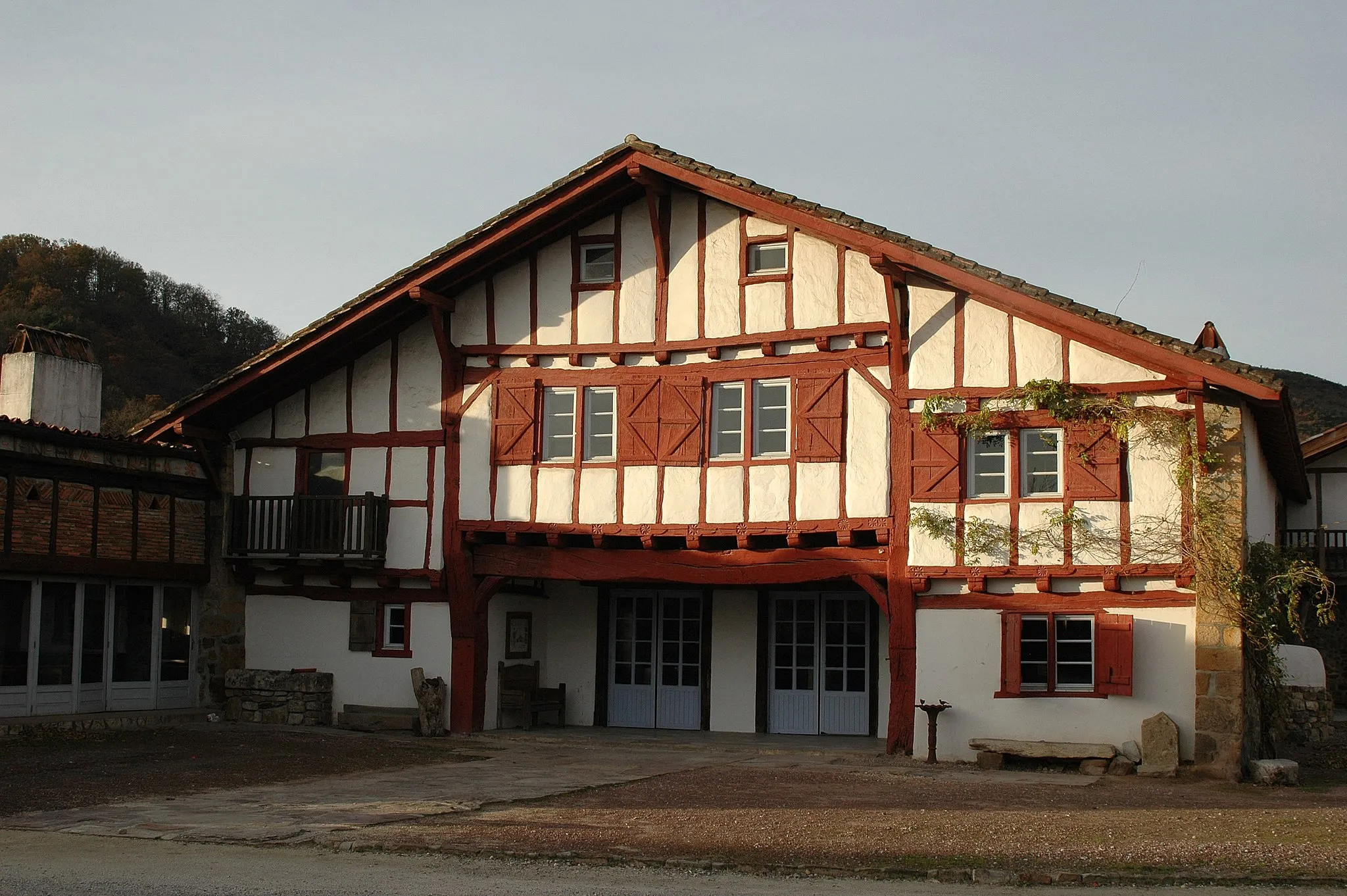 Photo showing: Saint-Pée-sur-Nivelle, quartier Ibarron, vieille ferme labourdine. Photo prise le 31/12/06 par Harrieta171