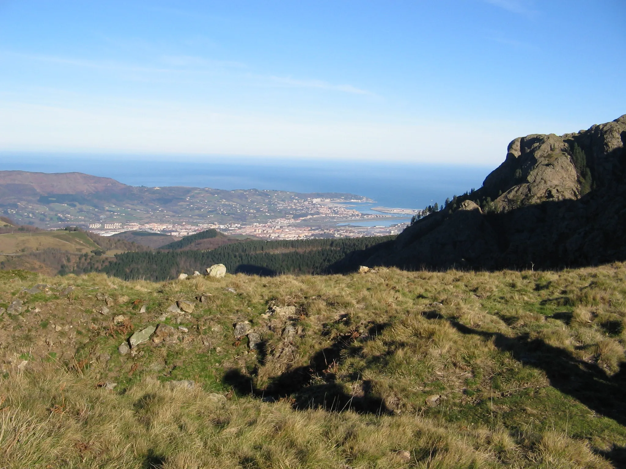 Photo showing: Overview of Irun, Hondarribia and a tip of Hendaia from Aiako Harria, with the Bay of Biscay in the background