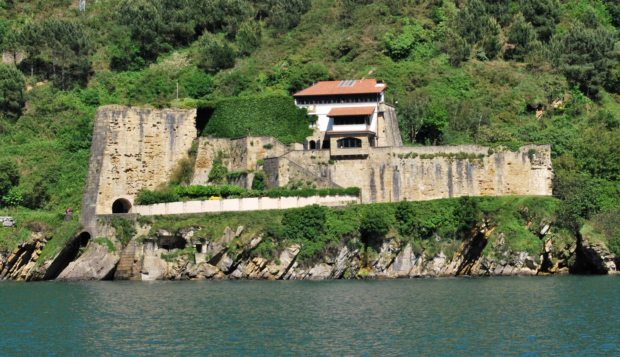 Photo showing: El Castillo de Santa Isabel en el puerto de Pasaia