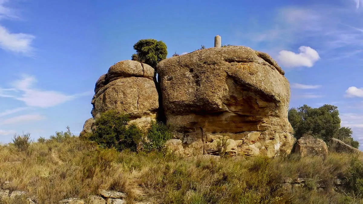 Photo showing: Boulder situated in the meander of Tondonia in the municipality of Haro, La Rioja, Spain, which is suspected to contain a Celtiberian Sanctuary.