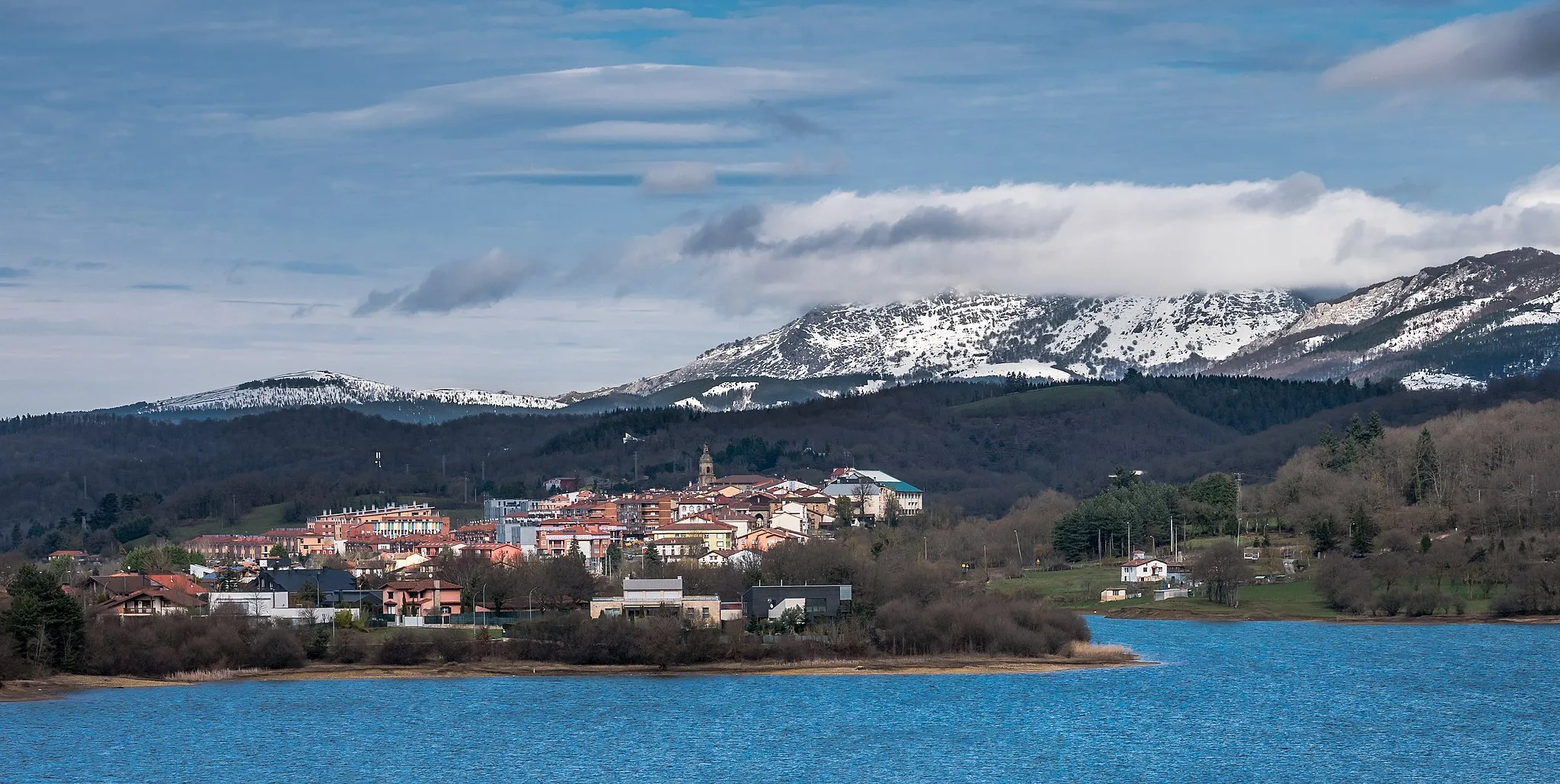 Photo showing: Legutiano and the Urrunaga Reservoir. Álava, Basque Country, Spain