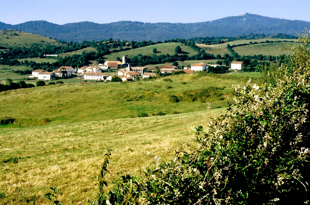 Photo showing: The village and its surroundings. Baraibar, Larraun, Navarre, Spain