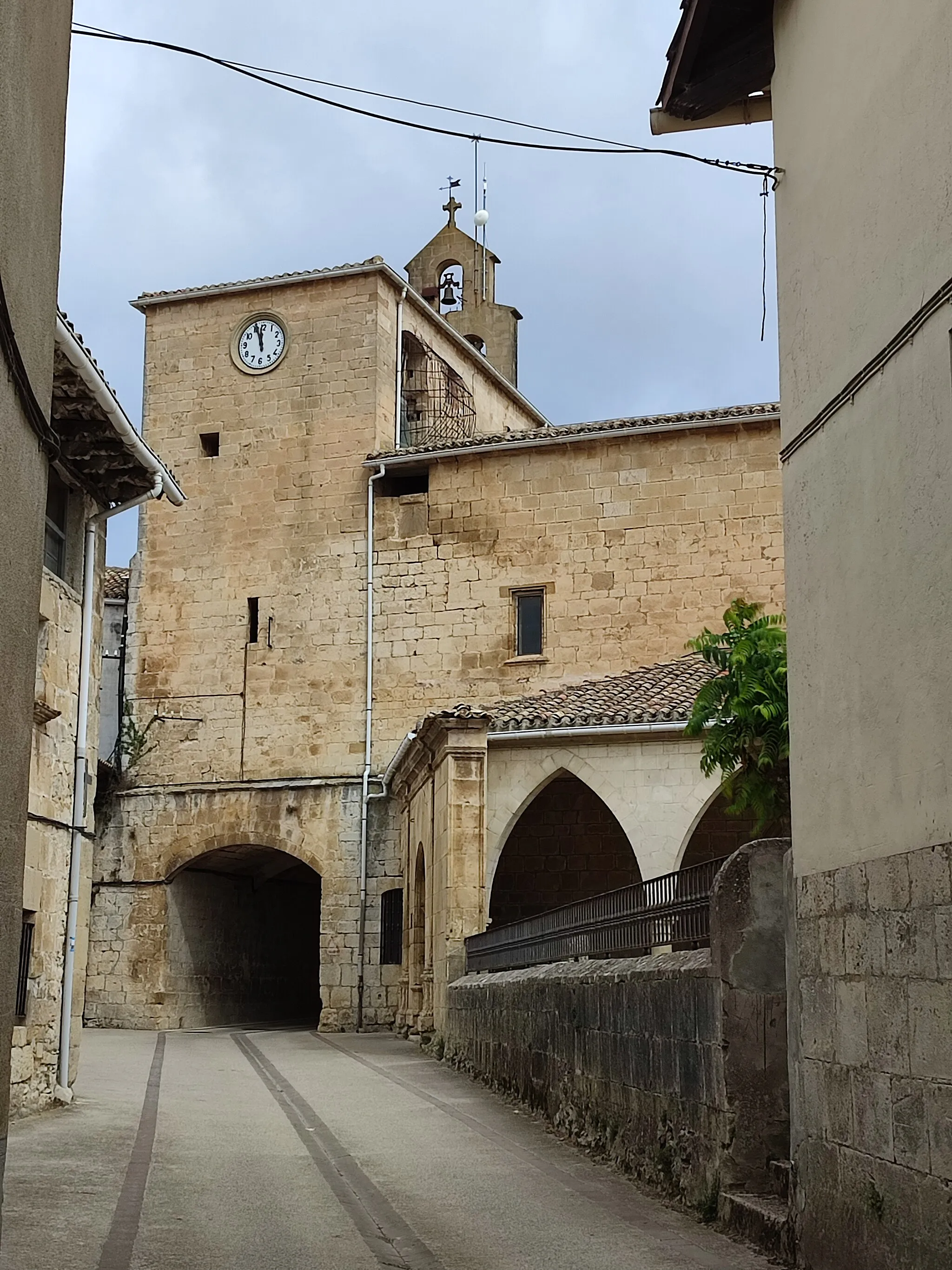 Photo showing: Torre sur, con reloj en lo alto, y pasaje que cruza por debajo la iglesia de Nuestra Señora de la Asunción