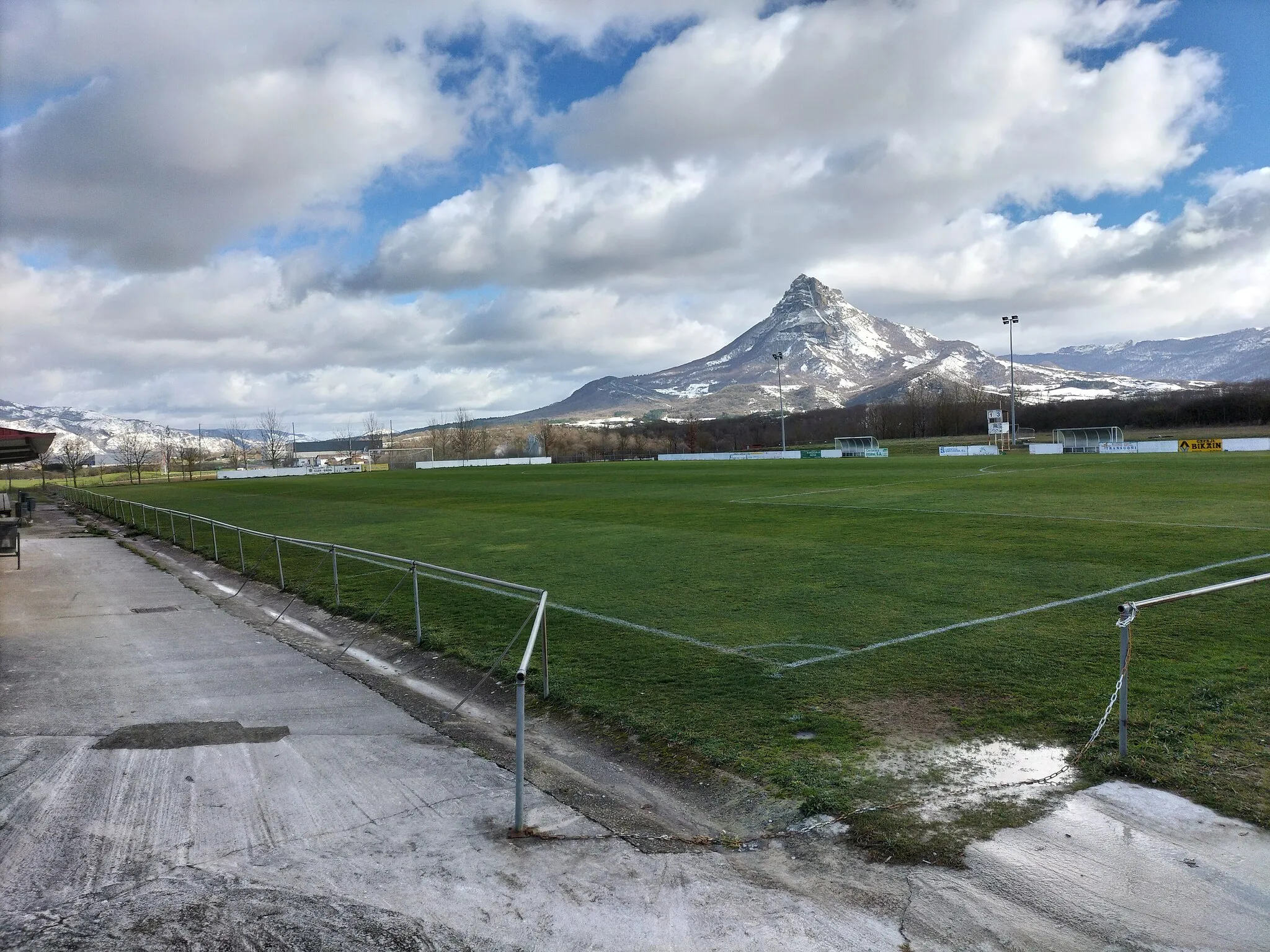 Photo showing: Etxarri-Aranazko futbol zelaia, atzean Beriain mendia